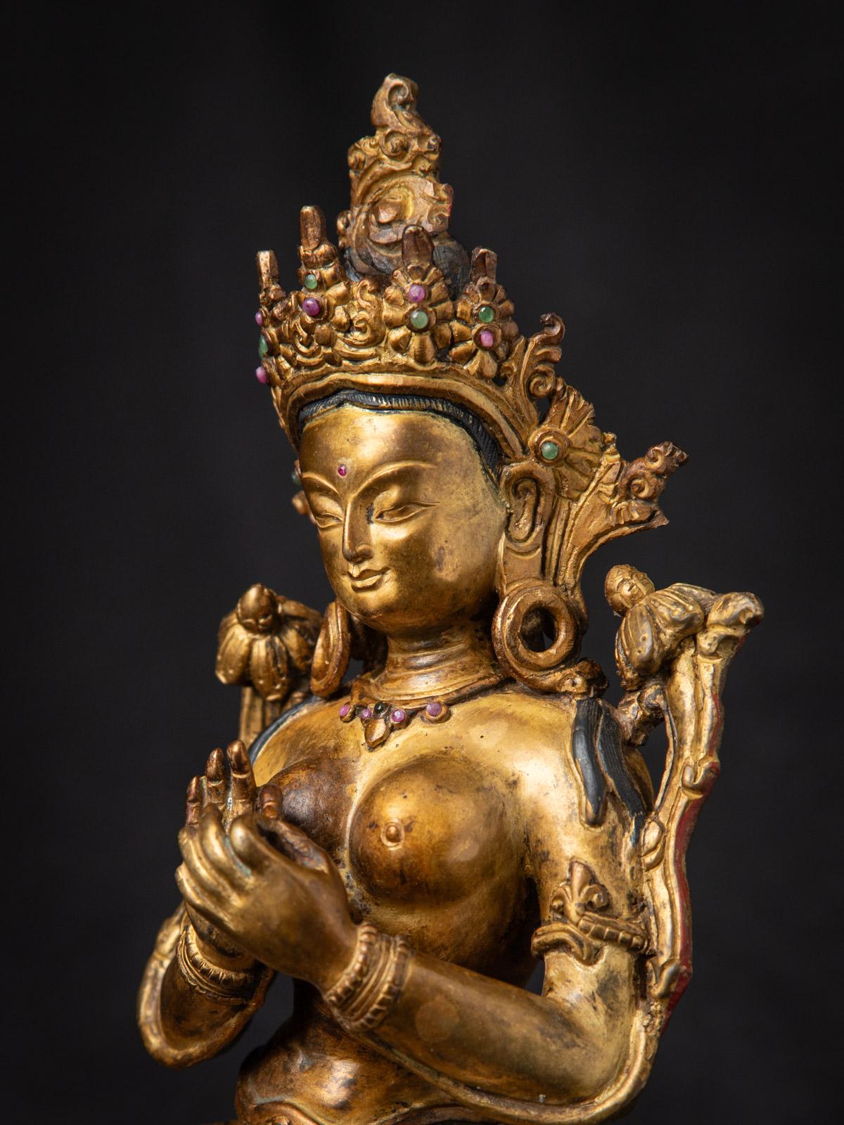 Milieu du XXe siècle Statue de Tara verte népalaise en bronze ancien du Népal en vente 7