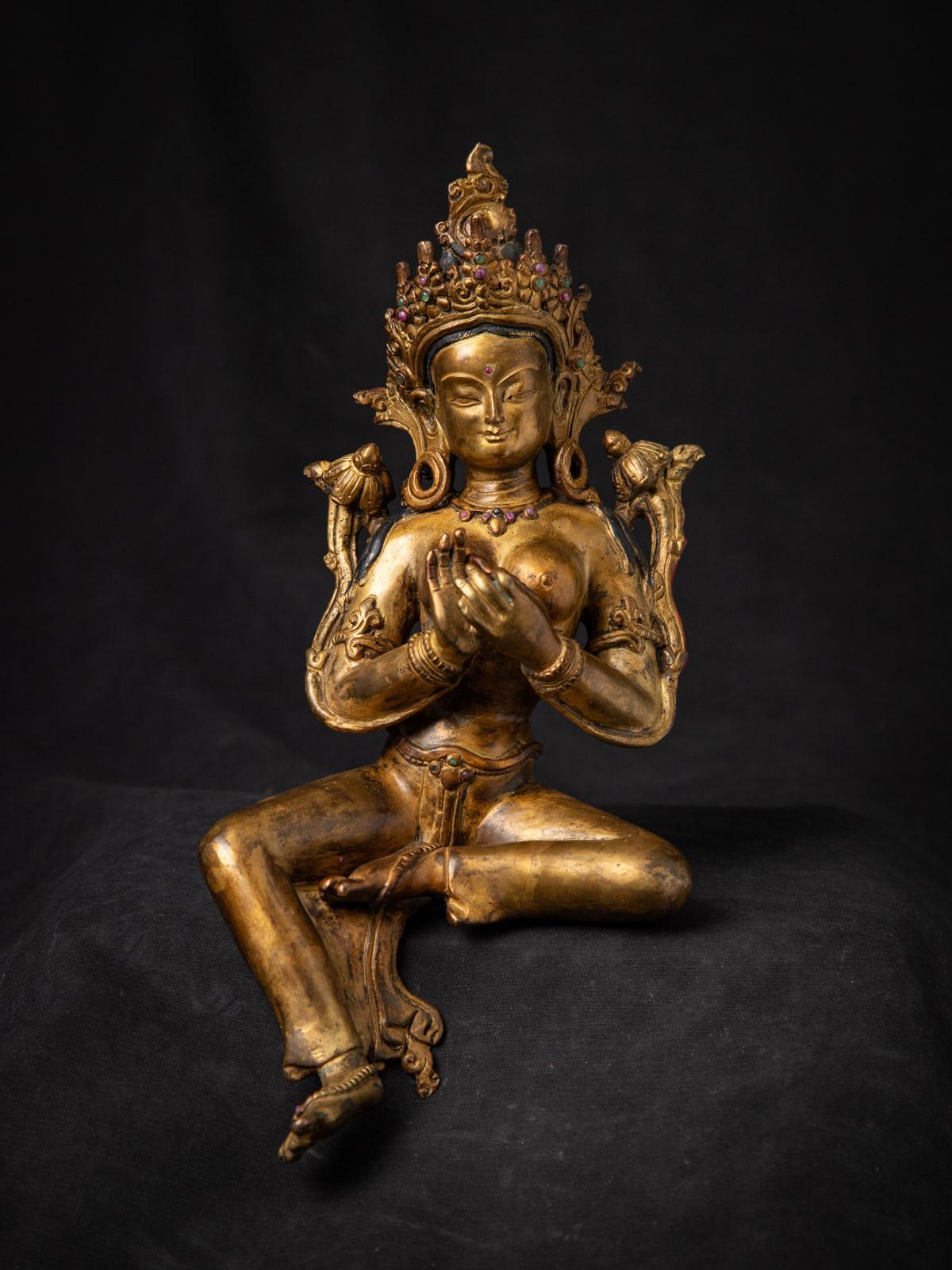 Cette statue de Tara verte népalaise en bronze ancien est un exemple étonnant de l'artisanat népalais du milieu du XXe siècle. Réalisée en bronze et dorée à l'or fin 24 carats, elle mesure 27 cm de haut, 13,5 cm de large et 11,9 cm de profondeur,