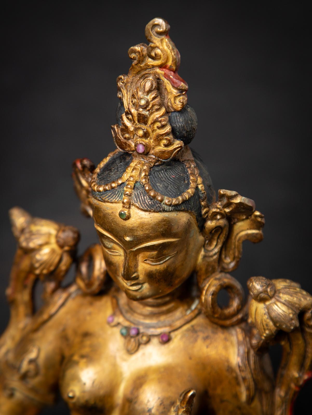 Mediados del siglo XX Antigua estatua nepalí de bronce de Tara Verde procedente de Nepal Birmano en venta