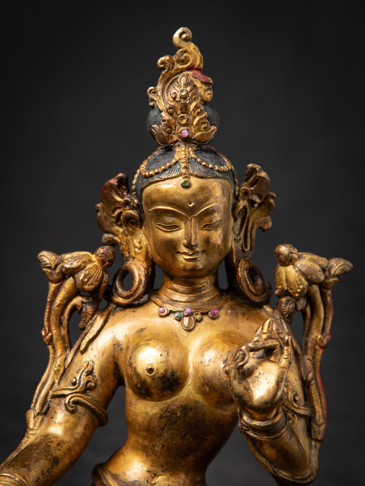 Mediados del siglo XX Antigua estatua nepalí de bronce de Tara Verde procedente de Nepal Bronce en venta