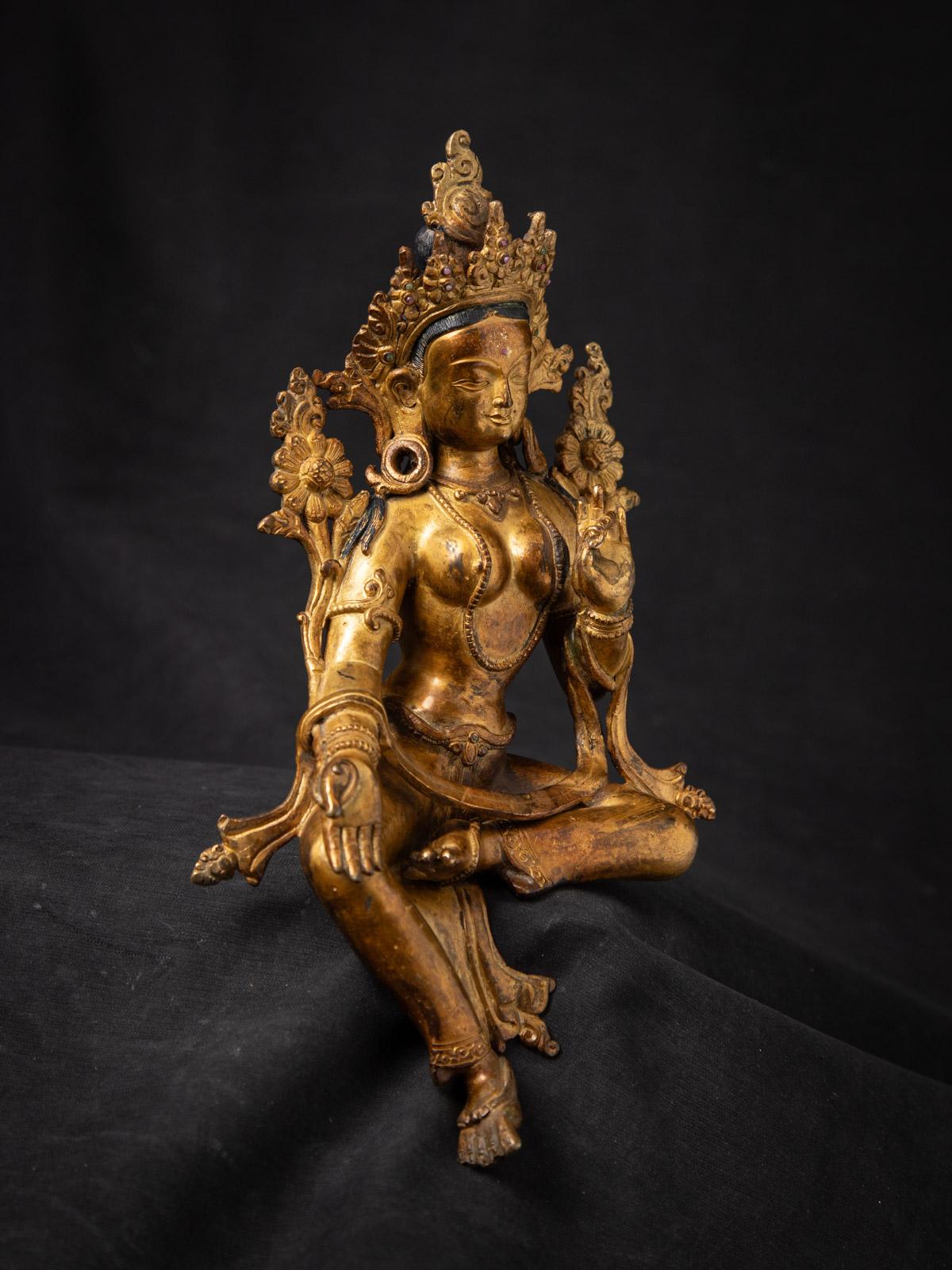 Milieu du XXe siècle Statue de Tara verte népalaise en bronze ancien du Népal en vente 1