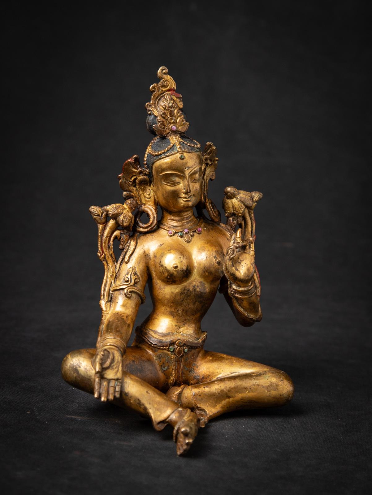 Mediados del siglo XX Antigua estatua nepalí de bronce de Tara Verde procedente de Nepal en venta 2