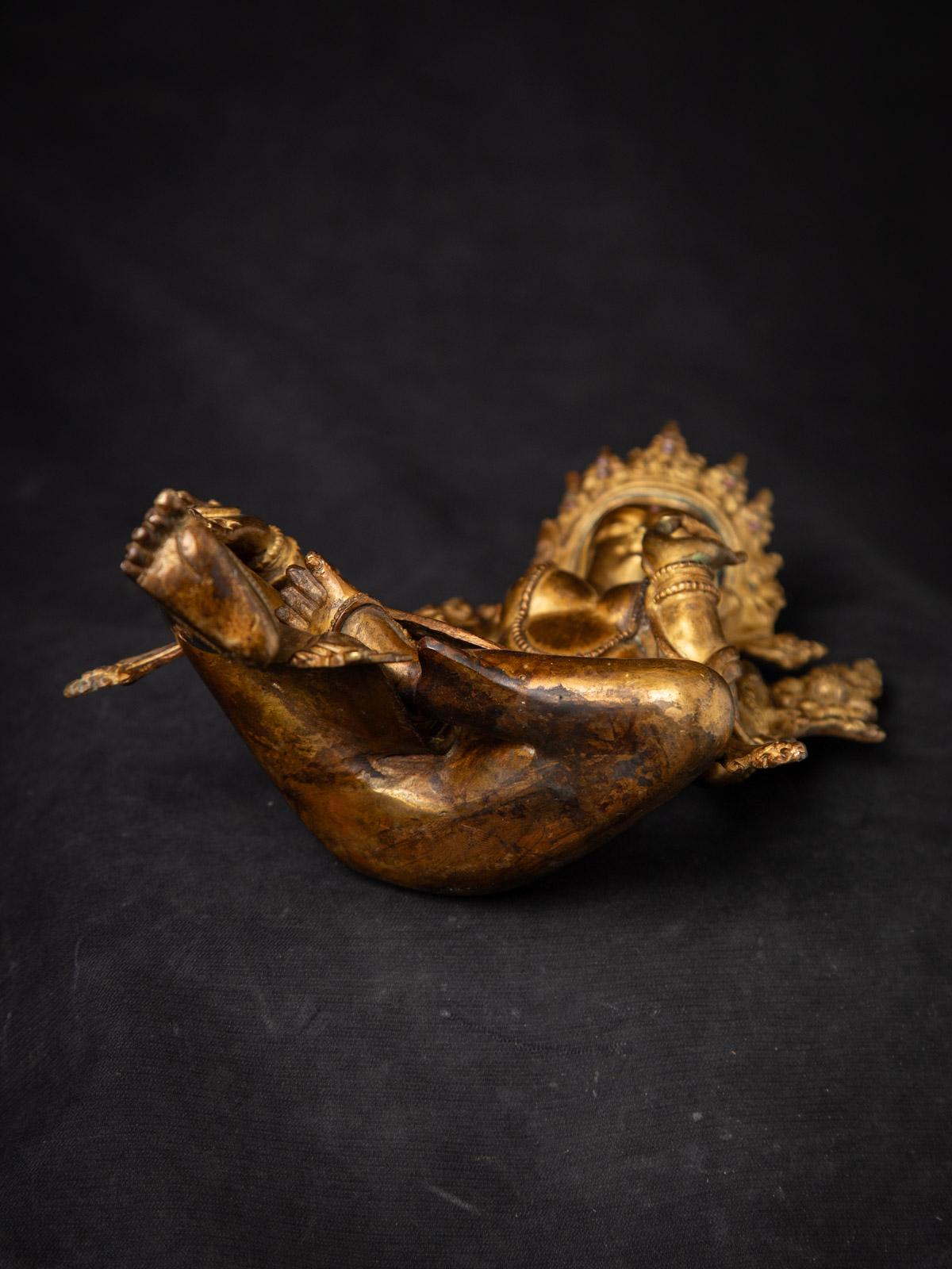 Milieu du XXe siècle Statue de Tara verte népalaise en bronze ancien du Népal en vente 2
