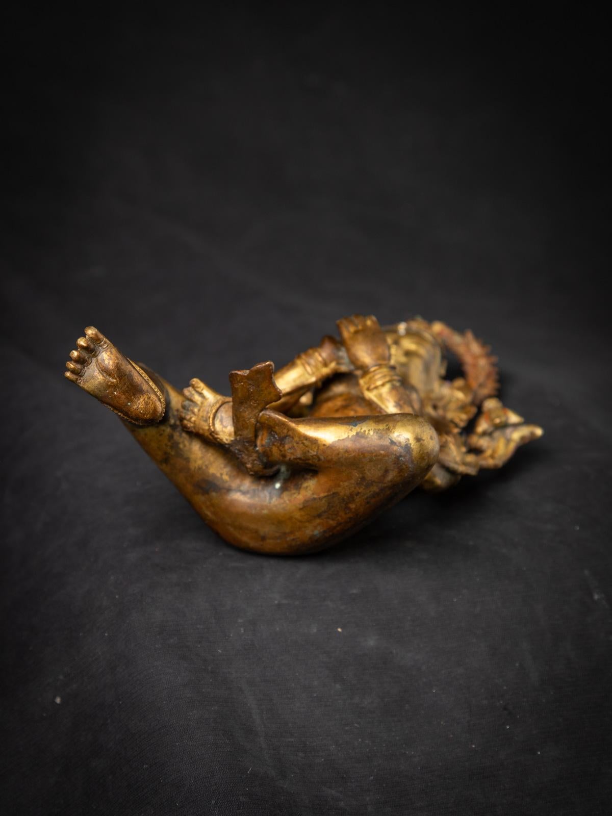 Milieu du XXe siècle Statue de Tara verte népalaise en bronze ancien du Népal en vente 2