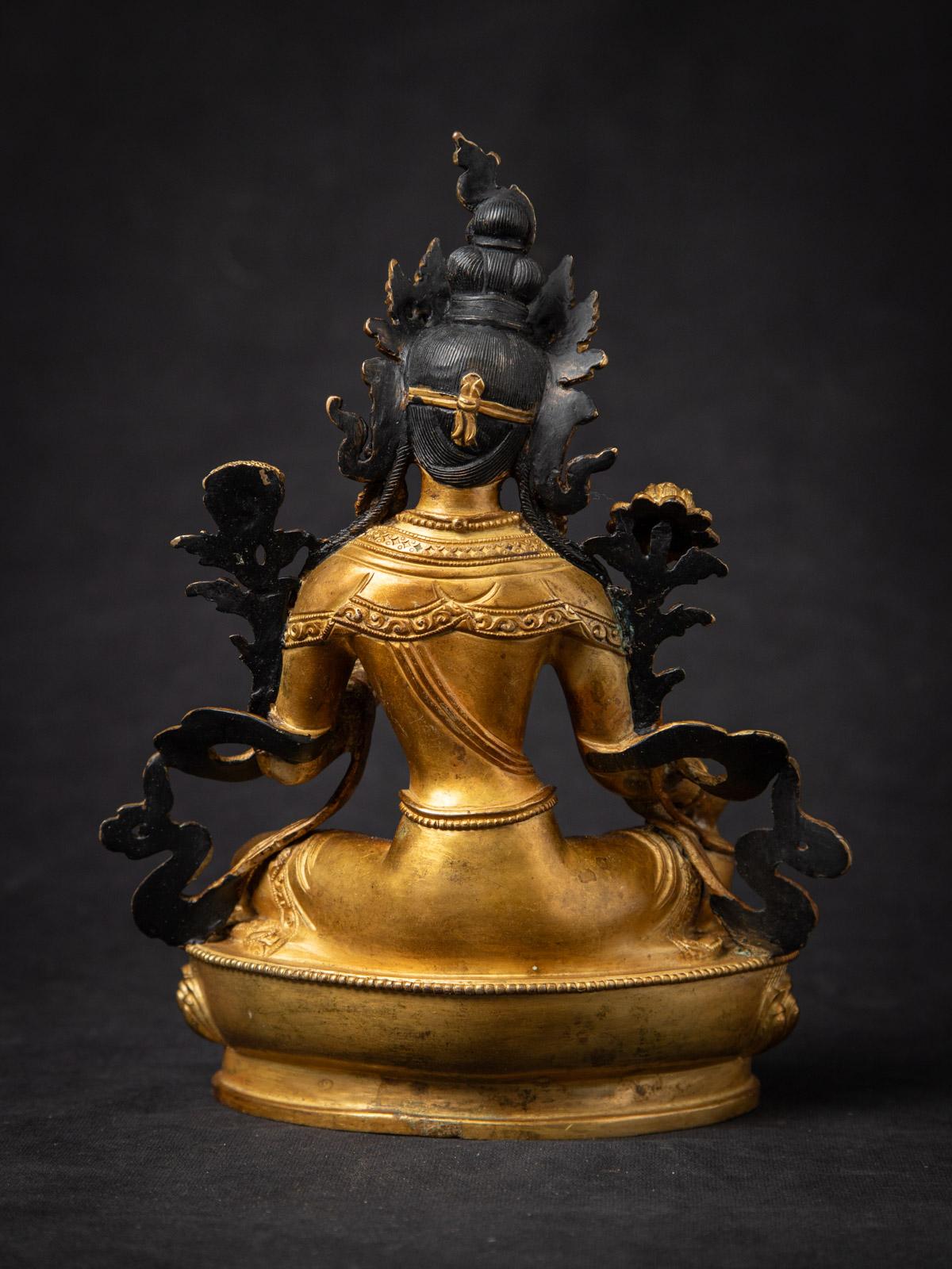 Milieu du XXe siècle Statue de Tara verte népalaise en bronze ancien du Népal en vente 3