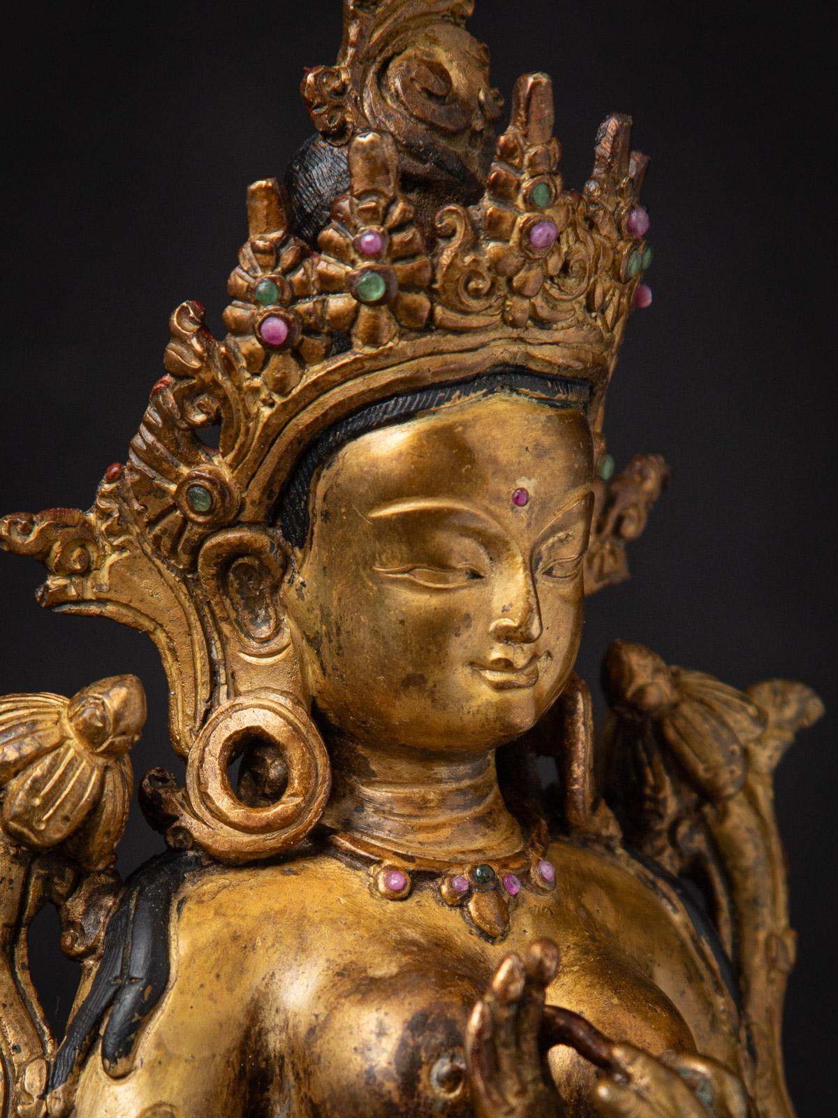 Milieu du XXe siècle Statue de Tara verte népalaise en bronze ancien du Népal en vente 3