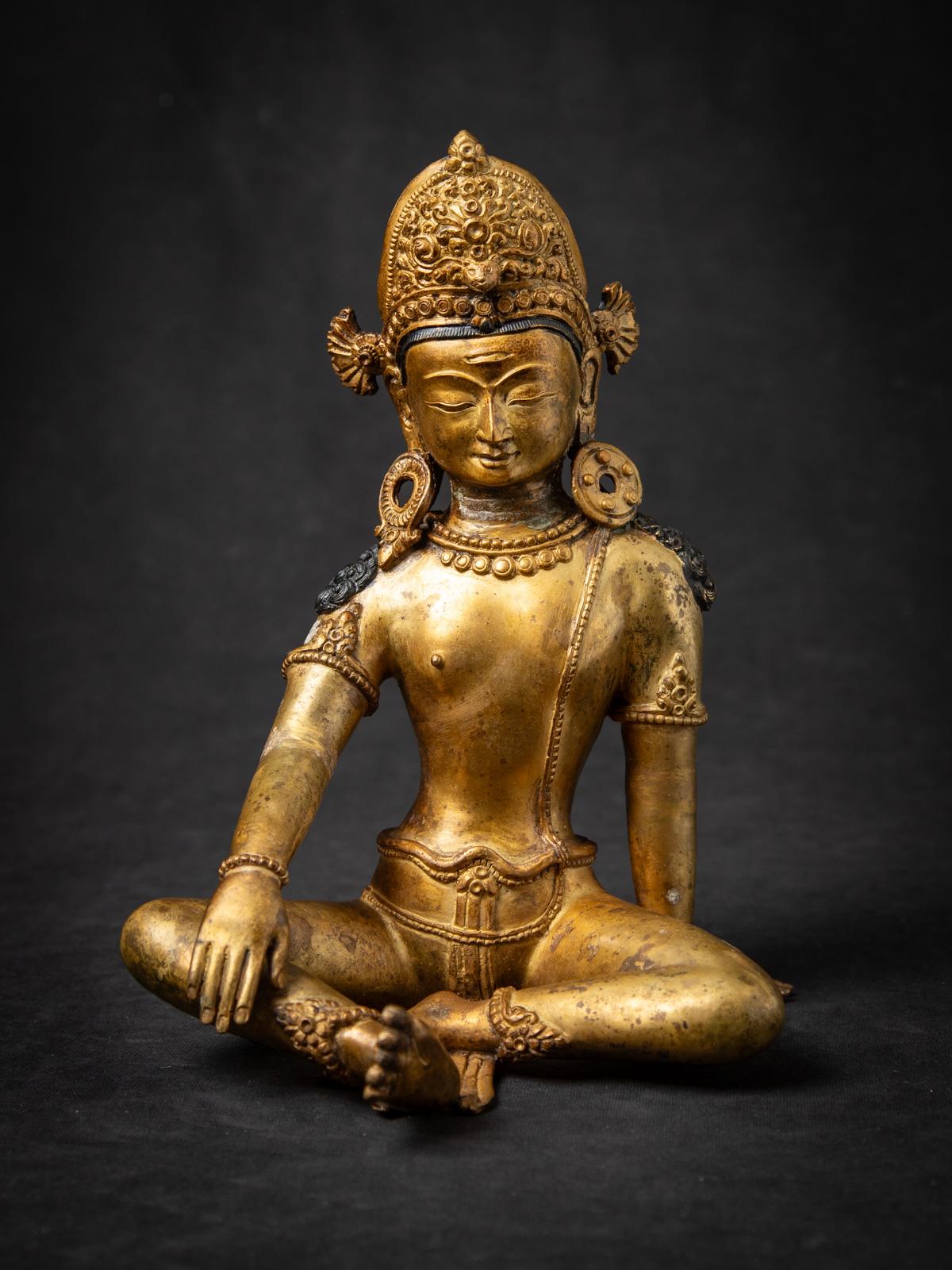 Diese alte nepalesische Indra-Statue aus Bronze ist ein beeindruckendes Beispiel für die Kunst des Himalaya aus der Mitte des 20. Die aus Bronze gefertigte und mit 24-karätigem Gold feuervergoldete Statue ist 25 cm hoch, 17,3 cm breit und 15,7 cm