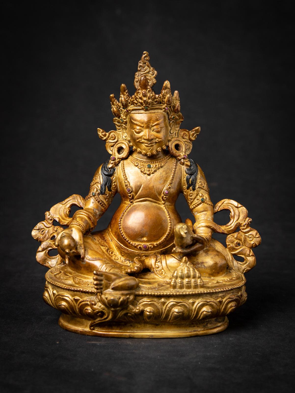 Esta antigua estatua nepalí de bronce de Kuber es una espléndida representación del dios de la riqueza, elaborada en Nepal a mediados del siglo XX. Hecha de bronce y dorada al fuego con oro de 24 quilates, la estatua mide 20,9 cm de alto, 18,3 cm de