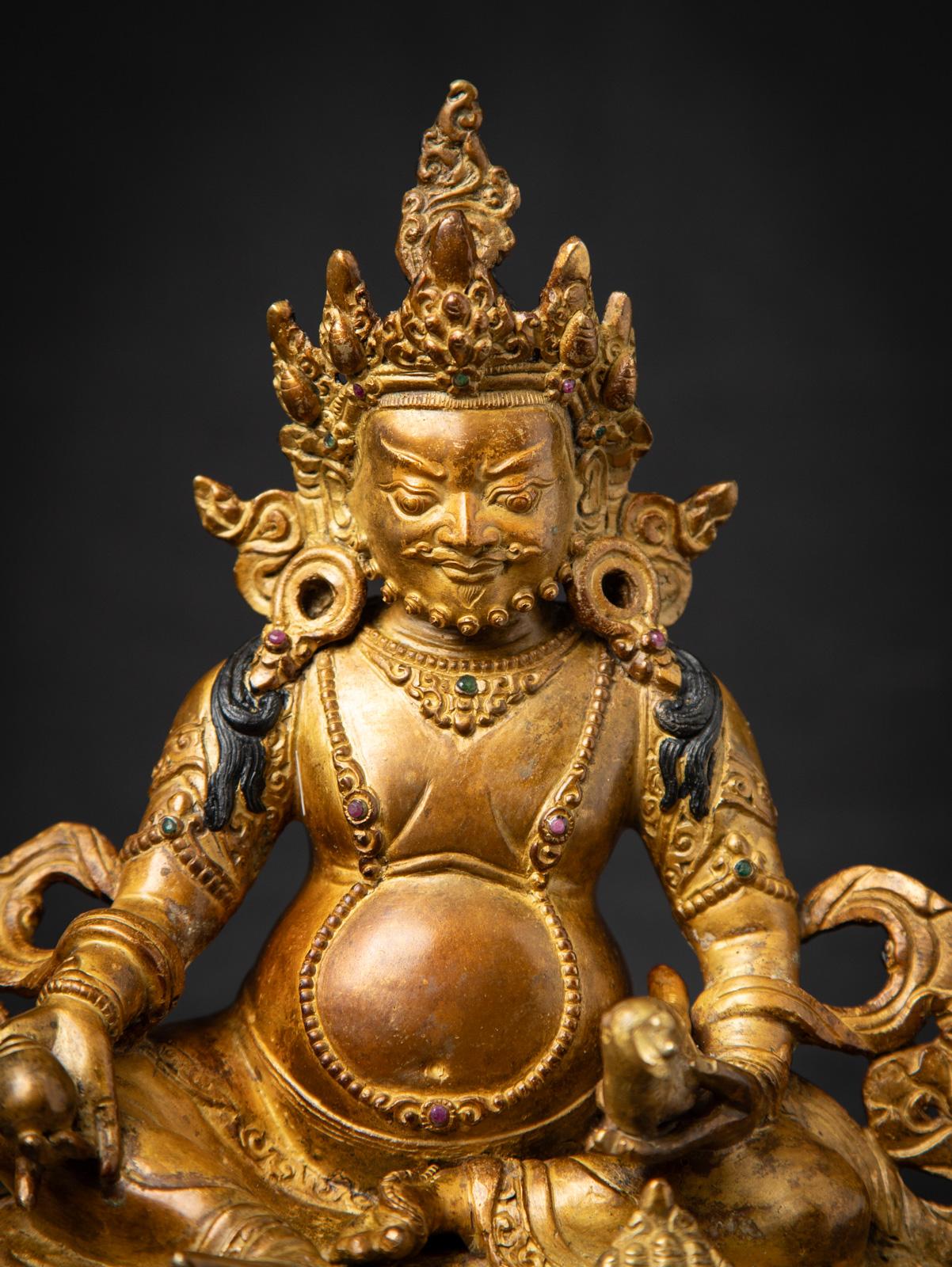 Mediados del siglo XX Antigua estatua nepalí de bronce de Kuber procedente de Nepal Bronce en venta