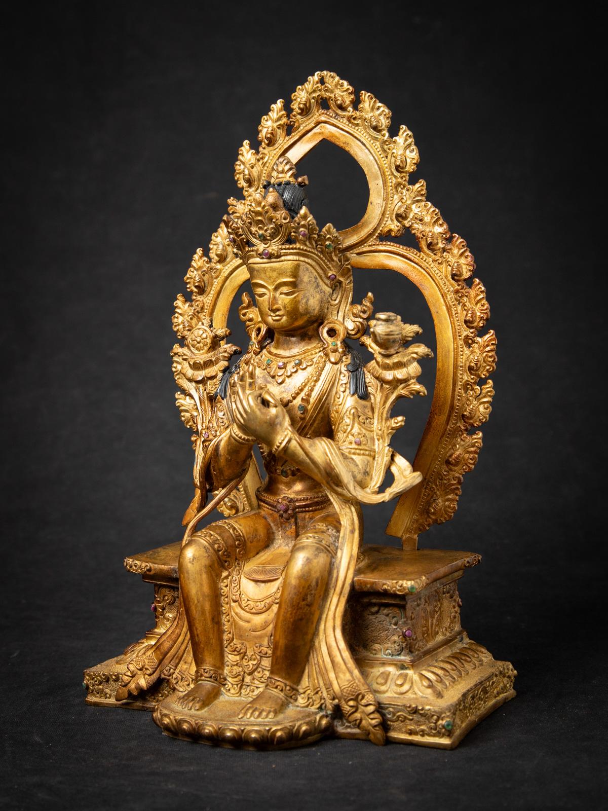 Alte nepalesische Maitreya-Buddha-Statue aus Bronze
MATERIAL : Bronze
28,3 cm hoch
18,5 cm breit und 11,7 cm tief
Feuervergoldet mit 24 krt. Gold
Dharmachakra Mudra
Mitte des 20. Jahrhunderts
Intarsien mit Edelsteinen
Sehr hohe Qualität!
Gewicht:
