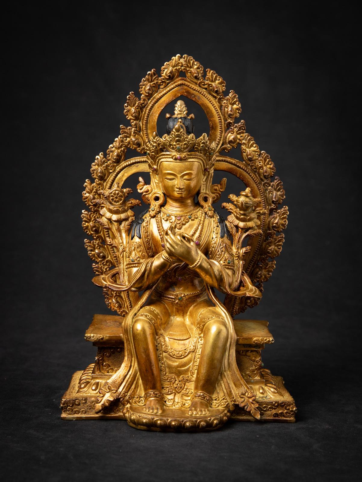 Esta antigua estatua de bronce nepalí de Buda Maitreya es un ejemplo excepcional del arte budista de mediados del siglo XX, famoso por su altísima calidad y sus intrincados detalles. Fabricada en bronce y dorada al fuego con oro de 24 quilates, la