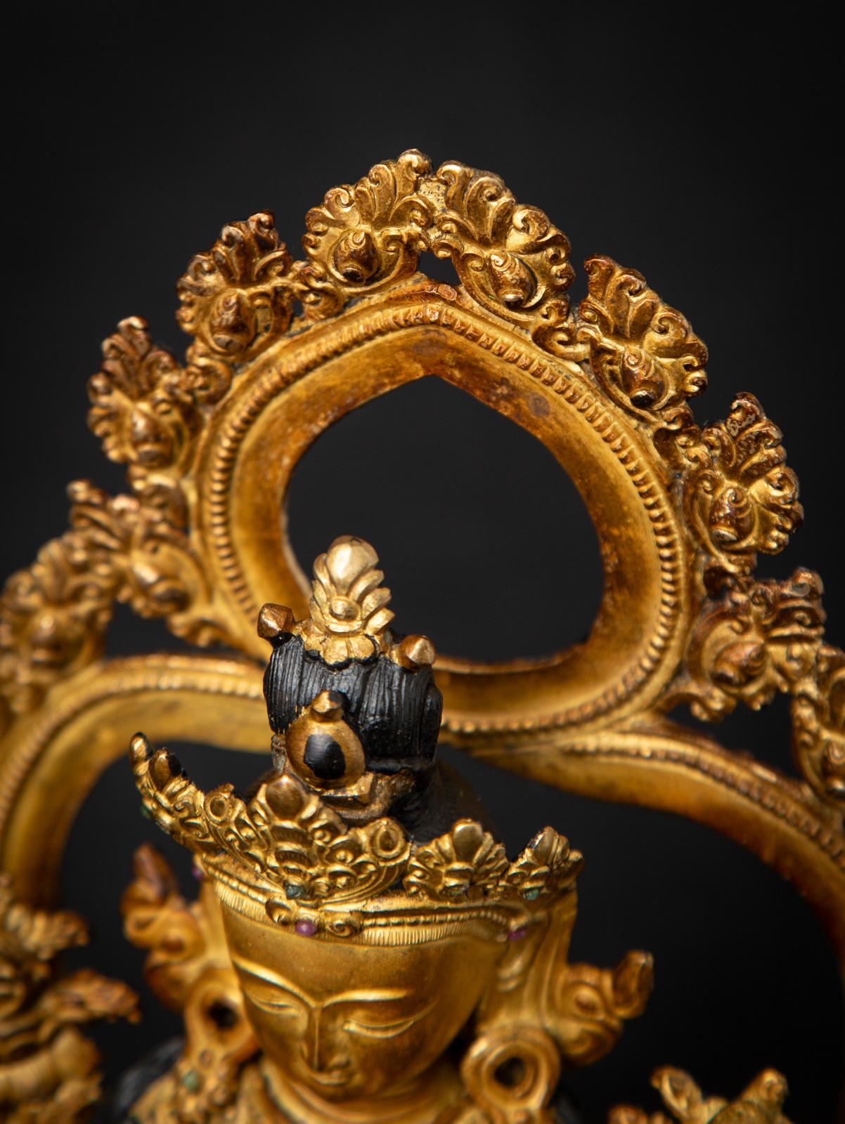 Mediados del siglo XX Antigua estatua nepalí de bronce de Buda Maitreya procedente de Nepal Birmano en venta