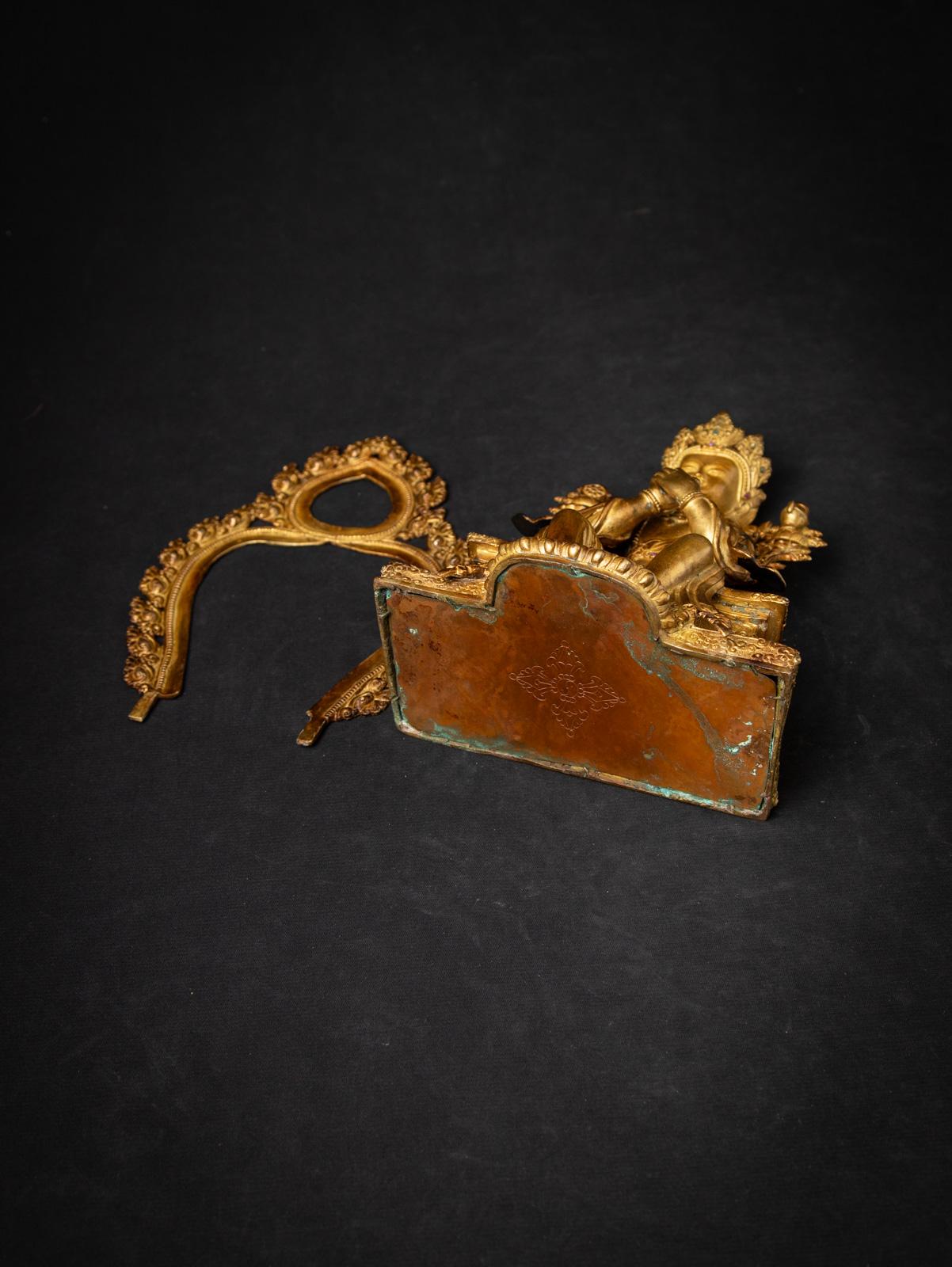 Mediados del siglo XX Antigua estatua nepalí de bronce de Buda Maitreya procedente de Nepal en venta 3