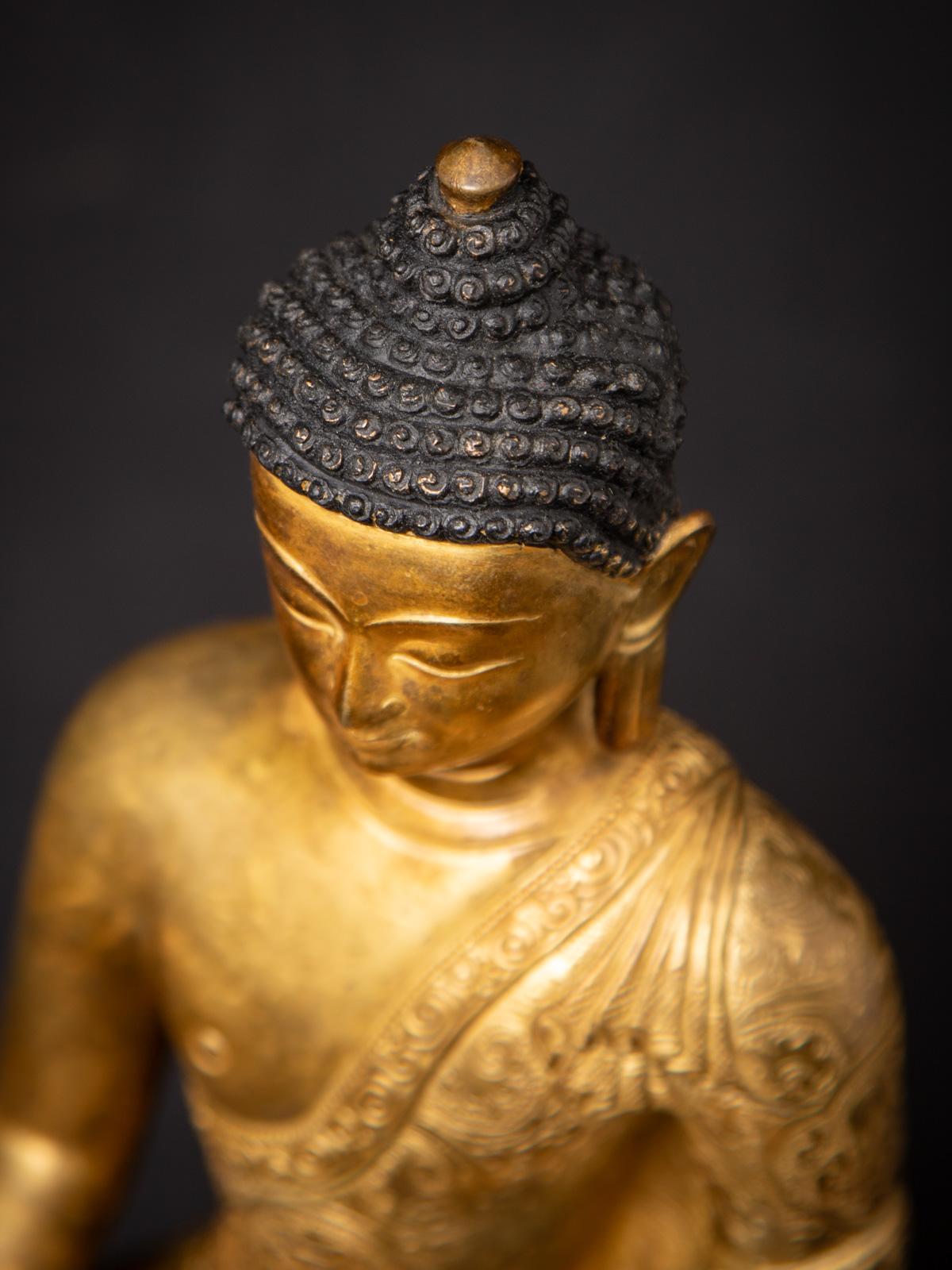 Mediados del siglo XX Antigua estatua nepalí de bronce del Buda de la Medicina procedente de Nepal Birmano en venta