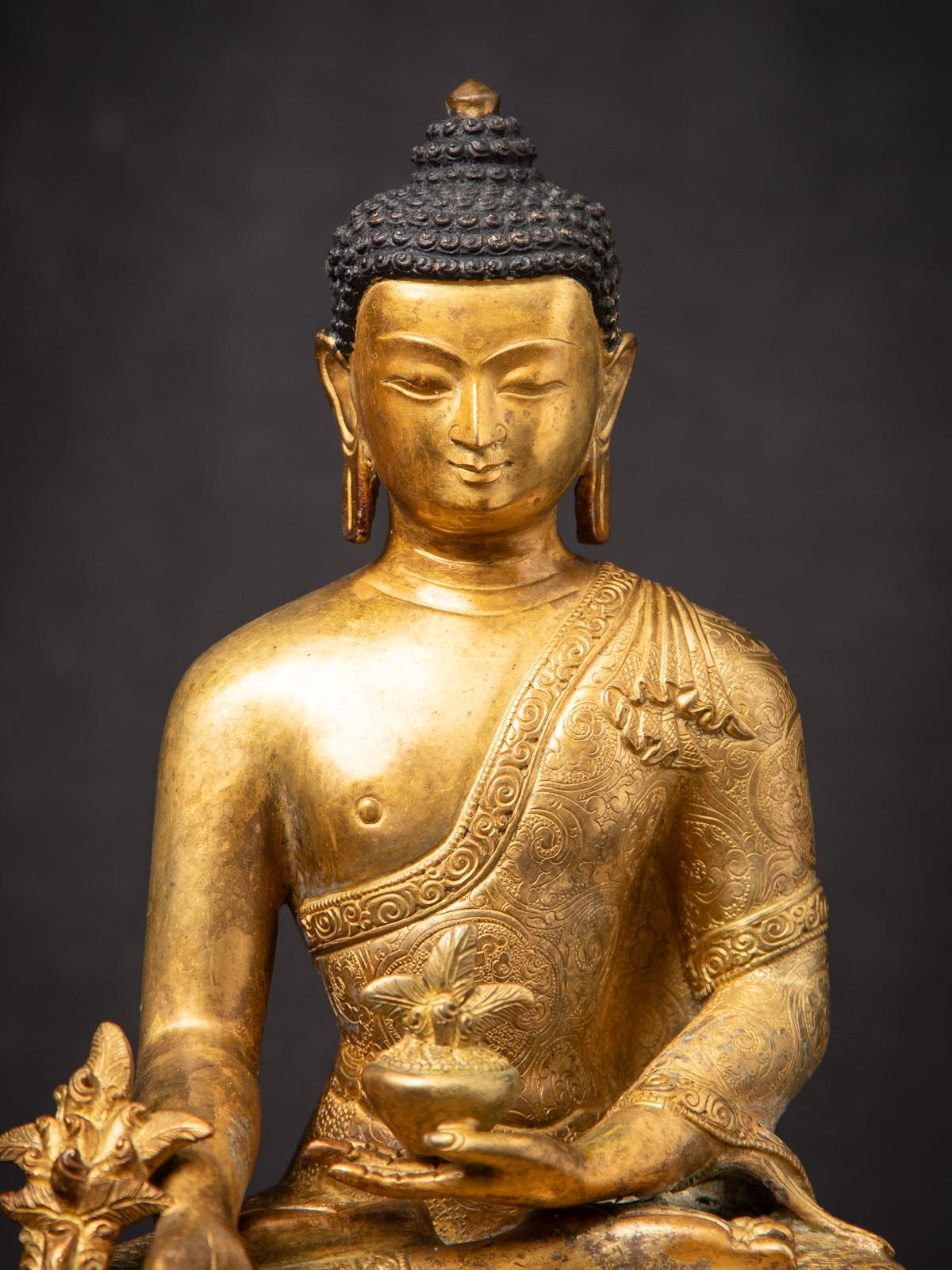 Mediados del siglo XX Antigua estatua nepalí de bronce del Buda de la Medicina procedente de Nepal en Bueno estado para la venta en DEVENTER, NL