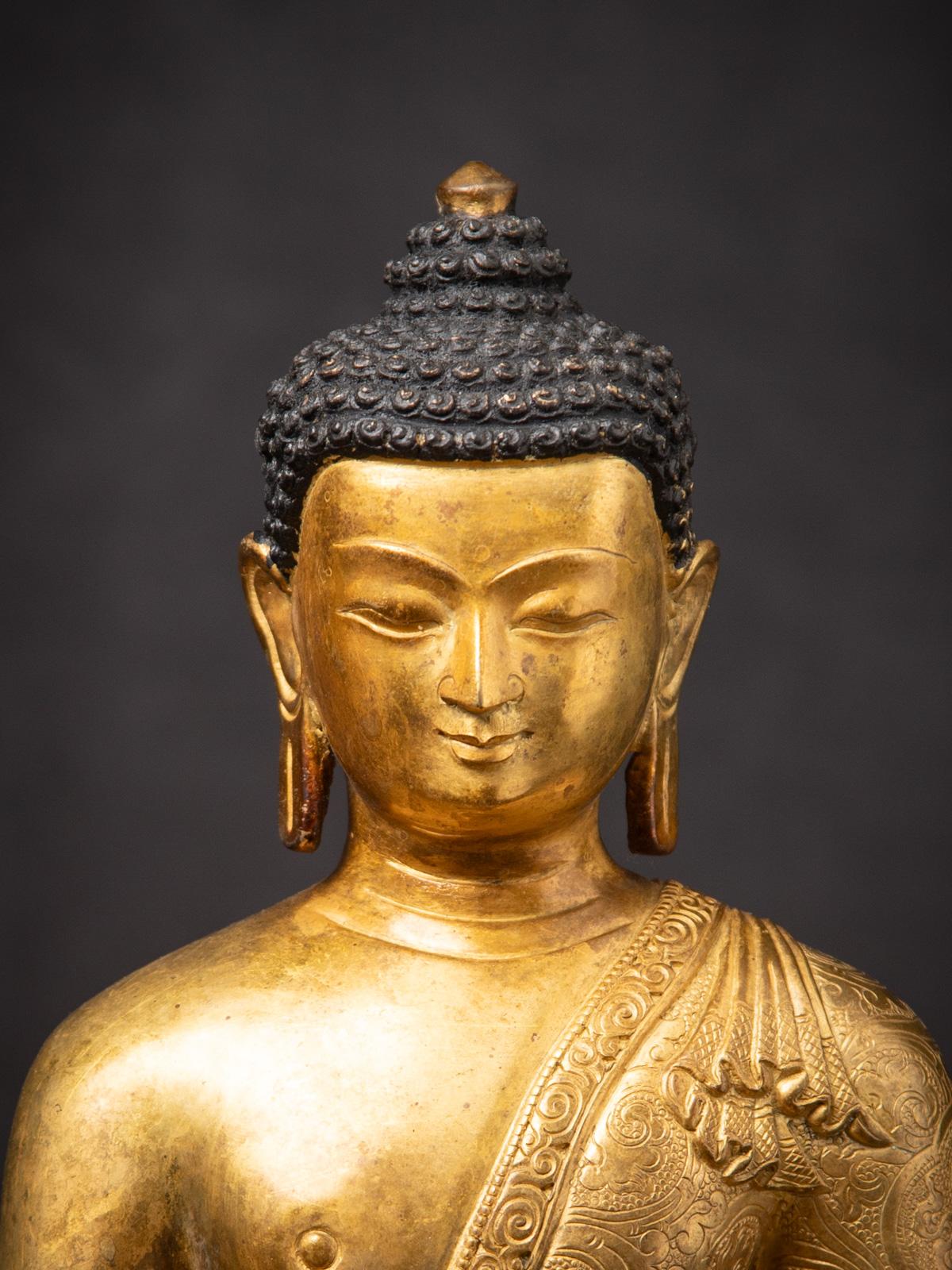 Mediados del siglo XX Antigua estatua nepalí de bronce del Buda de la Medicina procedente de Nepal Bronce en venta