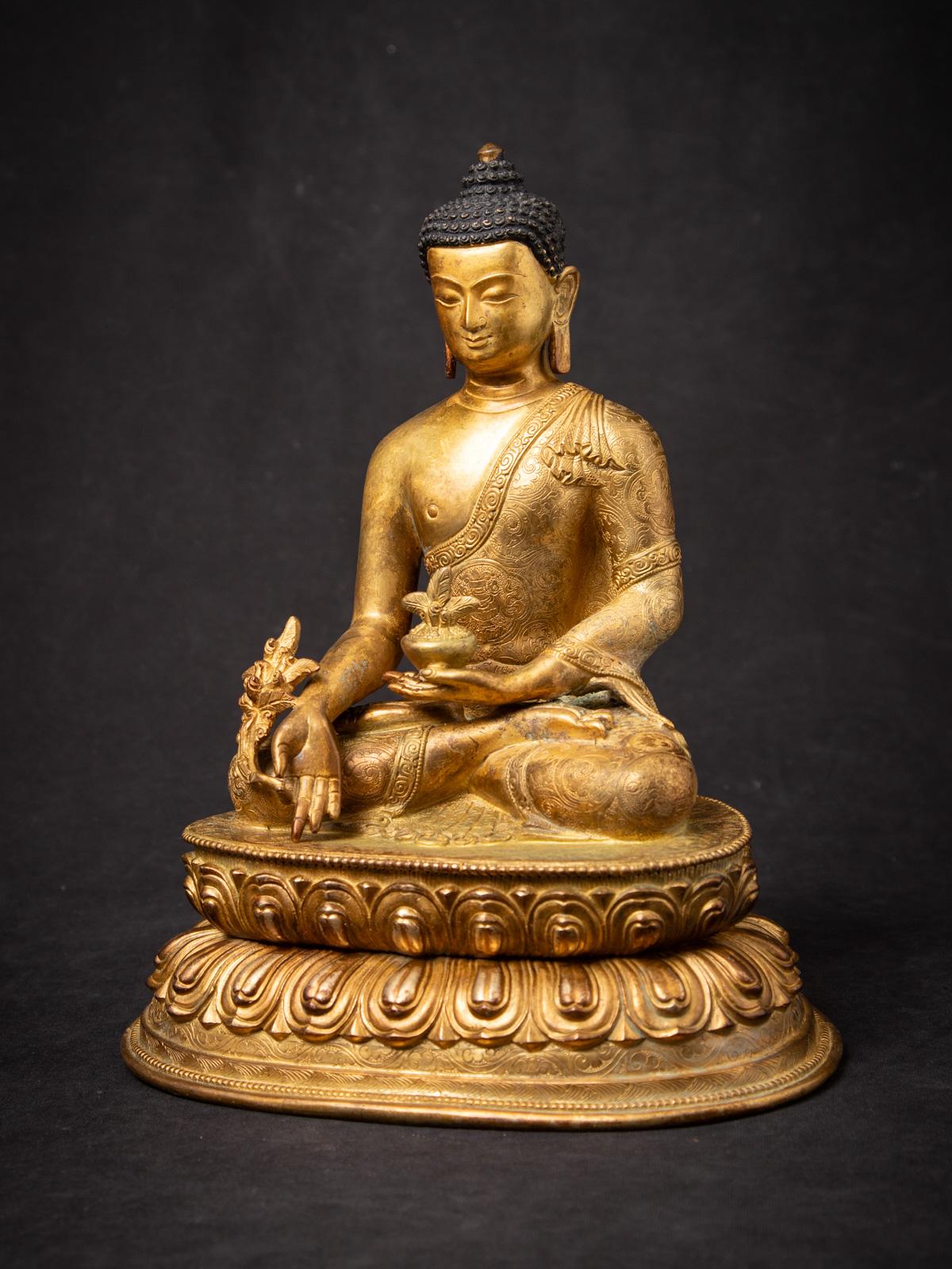 Mediados del siglo XX Antigua estatua nepalí de bronce del Buda de la Medicina procedente de Nepal en venta 1