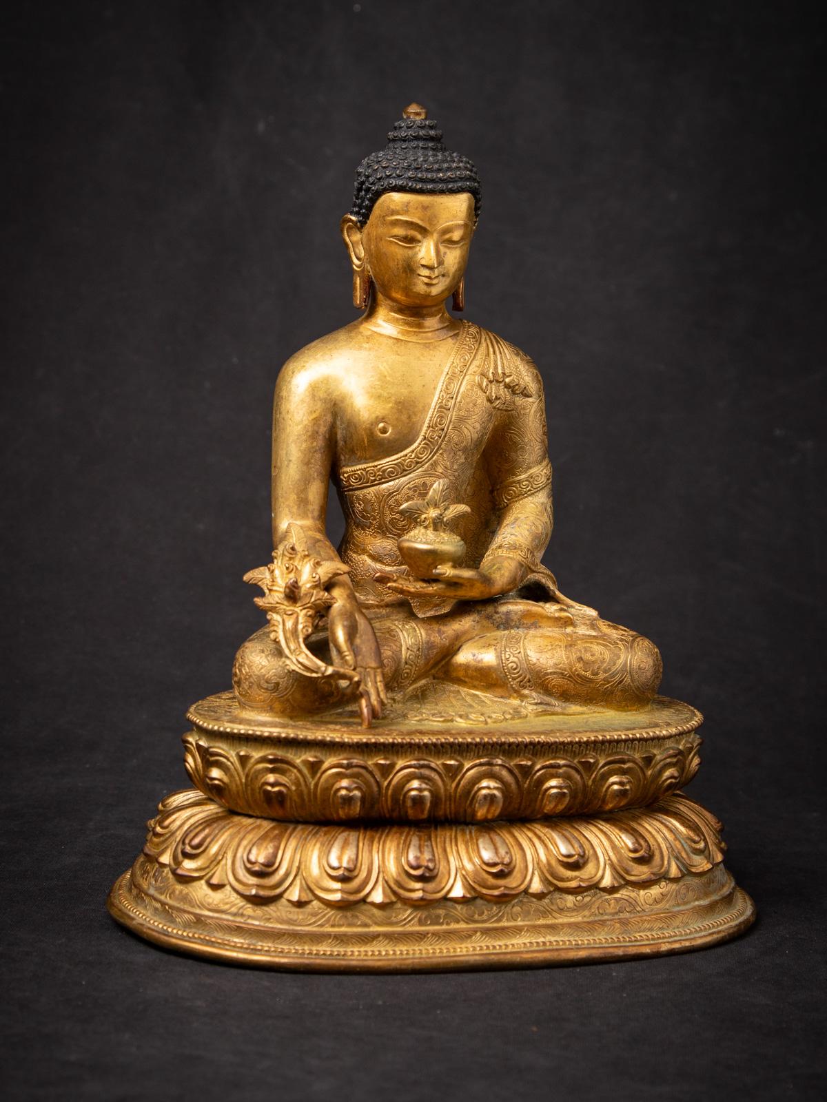 Mediados del siglo XX Antigua estatua nepalí de bronce del Buda de la Medicina procedente de Nepal en venta 2