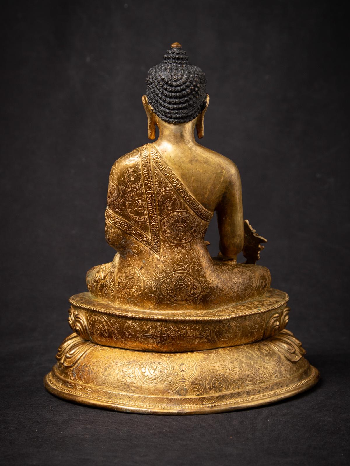 Mediados del siglo XX Antigua estatua nepalí de bronce del Buda de la Medicina procedente de Nepal en venta 4