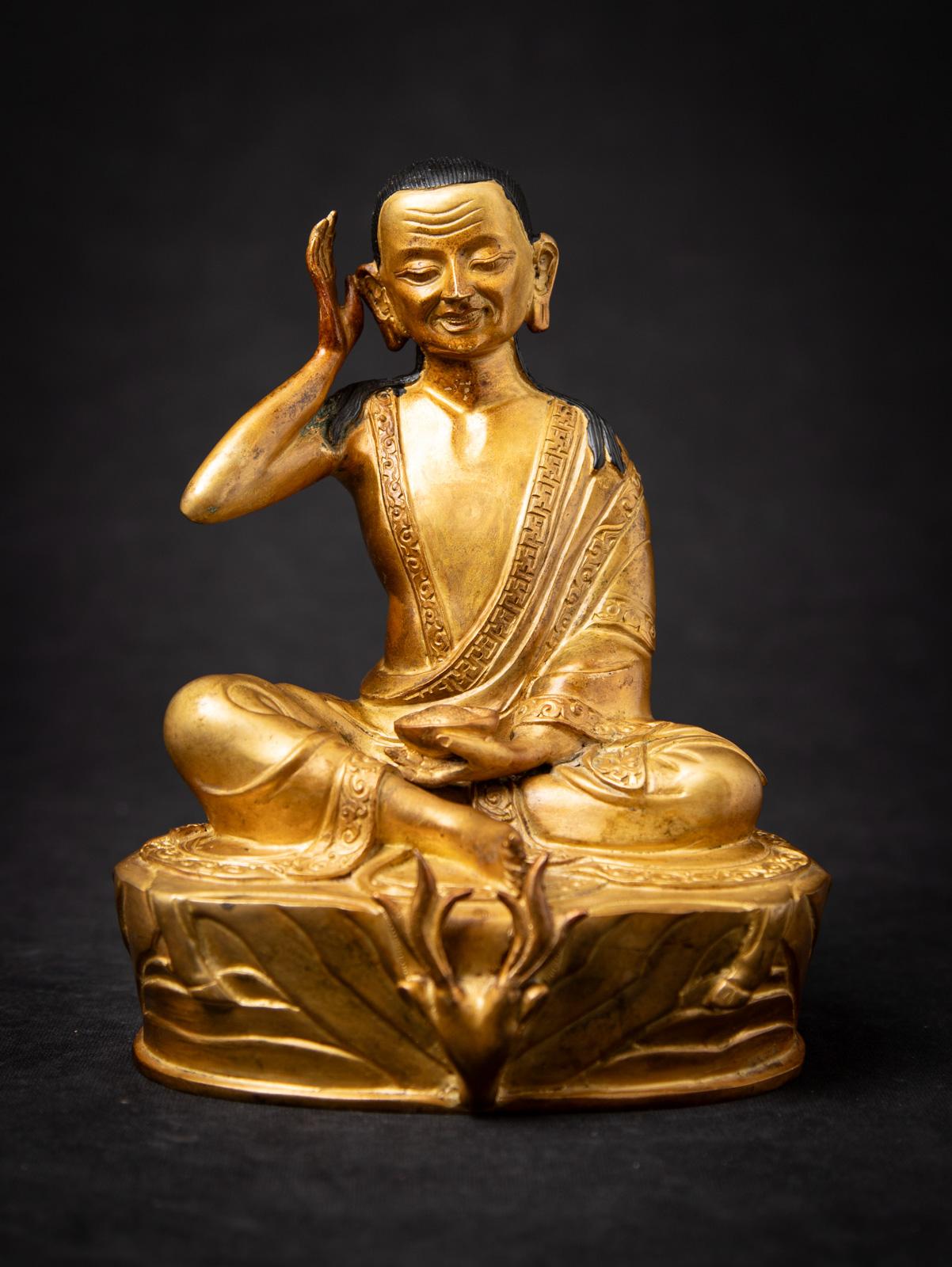 Découvrez l'héritage spirituel et artistique de cette statue de Milarepa népalais en bronze ancien, un chef-d'œuvre du milieu du XXe siècle qui rend hommage à Milarepa, yogi tibétain vénéré, poète et saint du bouddhisme tibétain. Réalisée en bronze
