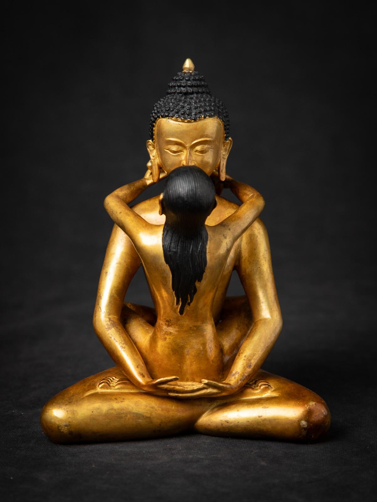 Cette statue népalaise en bronze ancien de Samantabhadra est un exemple remarquable de l'art bouddhiste himalayen du milieu du XXe siècle. Réalisée en bronze et dorée à l'or fin 24 carats, la statue mesure 18 cm de haut, 14 cm de large et 13 cm de