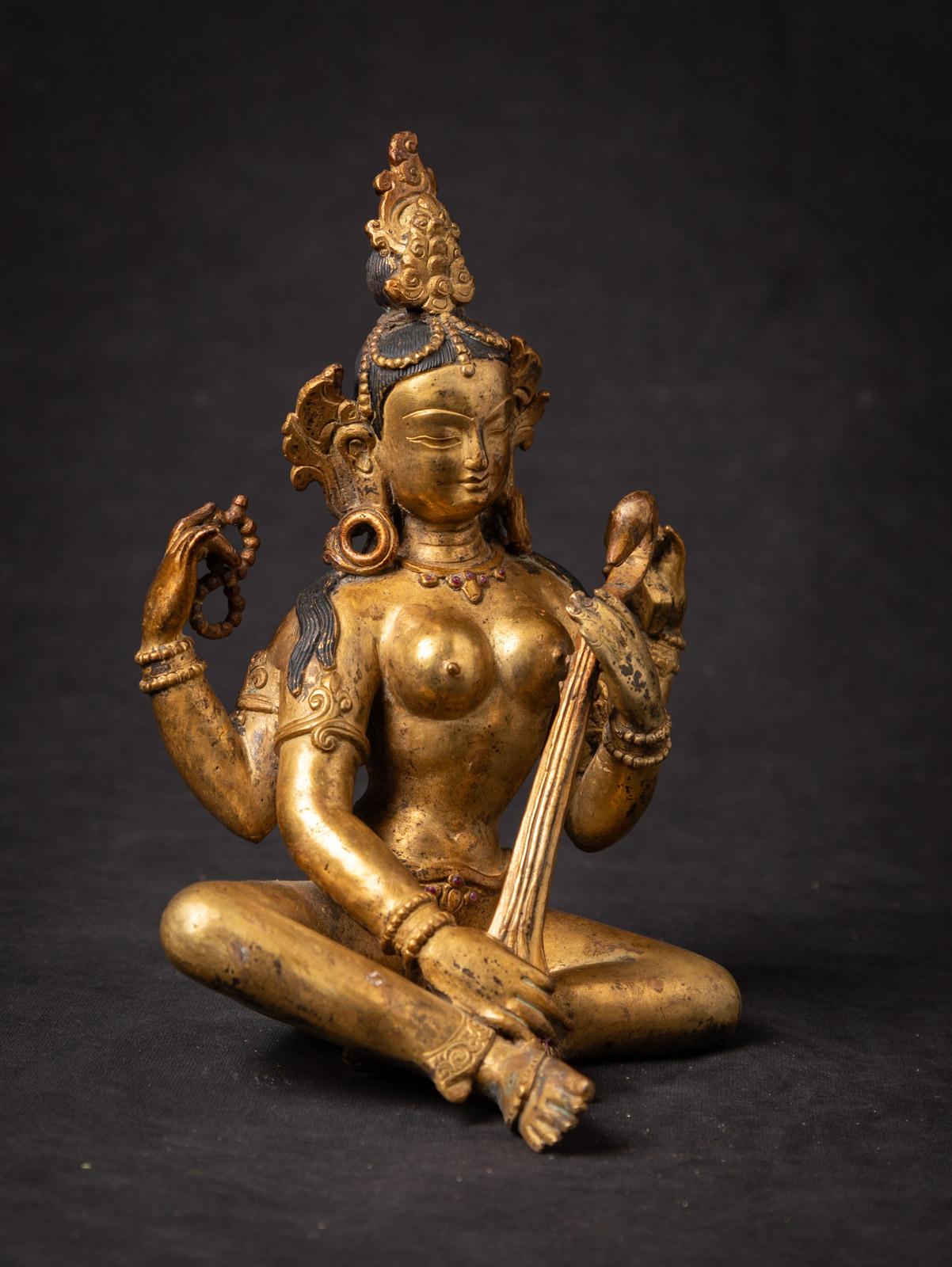 Die alte nepalesische Saraswati-Statue aus Bronze ist ein fesselndes und spirituell bedeutsames Artefakt, das aus Nepal stammt. Die aus Bronze gefertigte und mit einer Feuervergoldung aus 24-karätigem Gold versehene Statue ist 20,4 cm hoch und misst