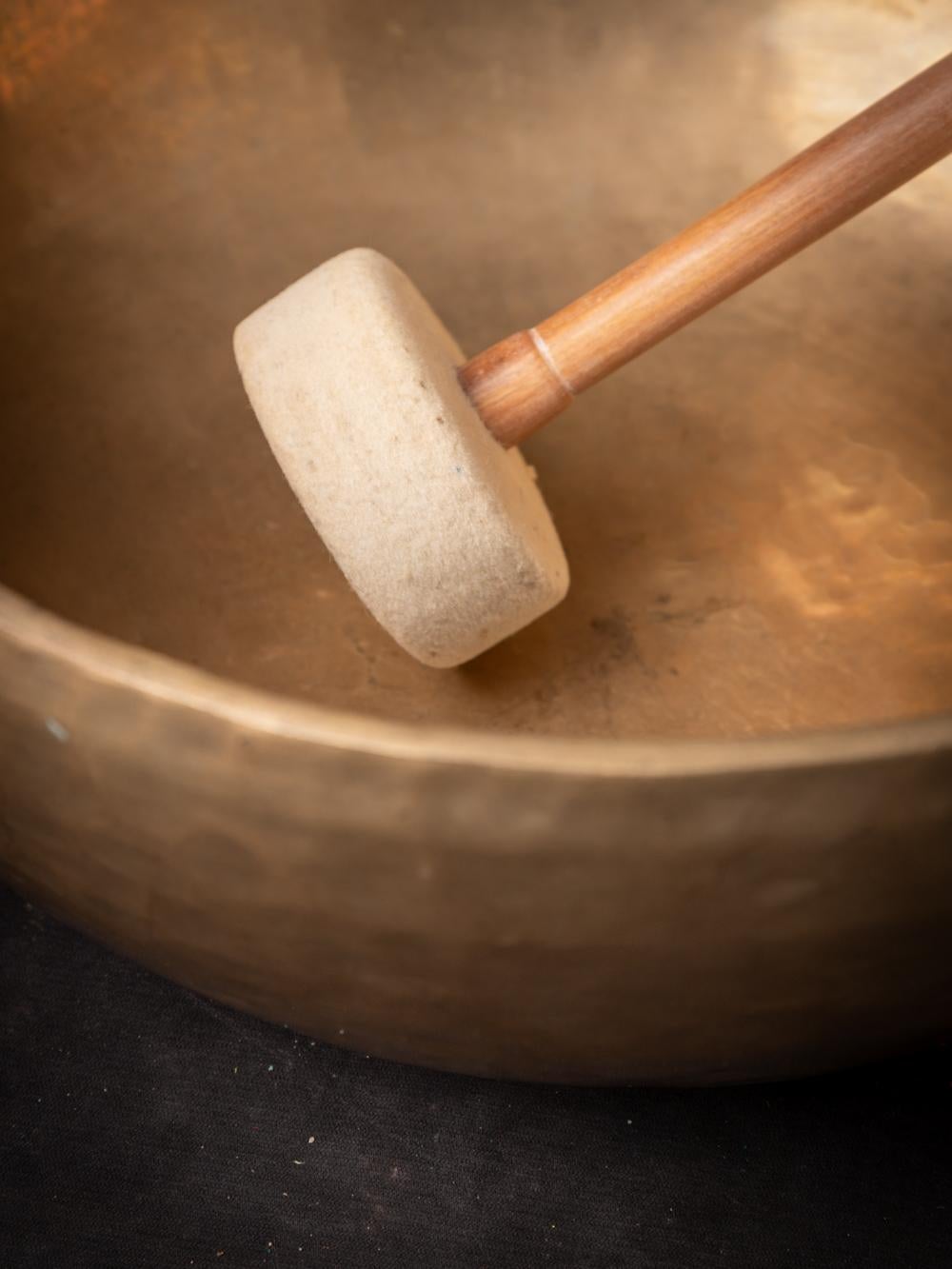 Middle 20th century Old bronze Nepali Singing bowl from Nepal - OriginalBuddhas In Good Condition In DEVENTER, NL