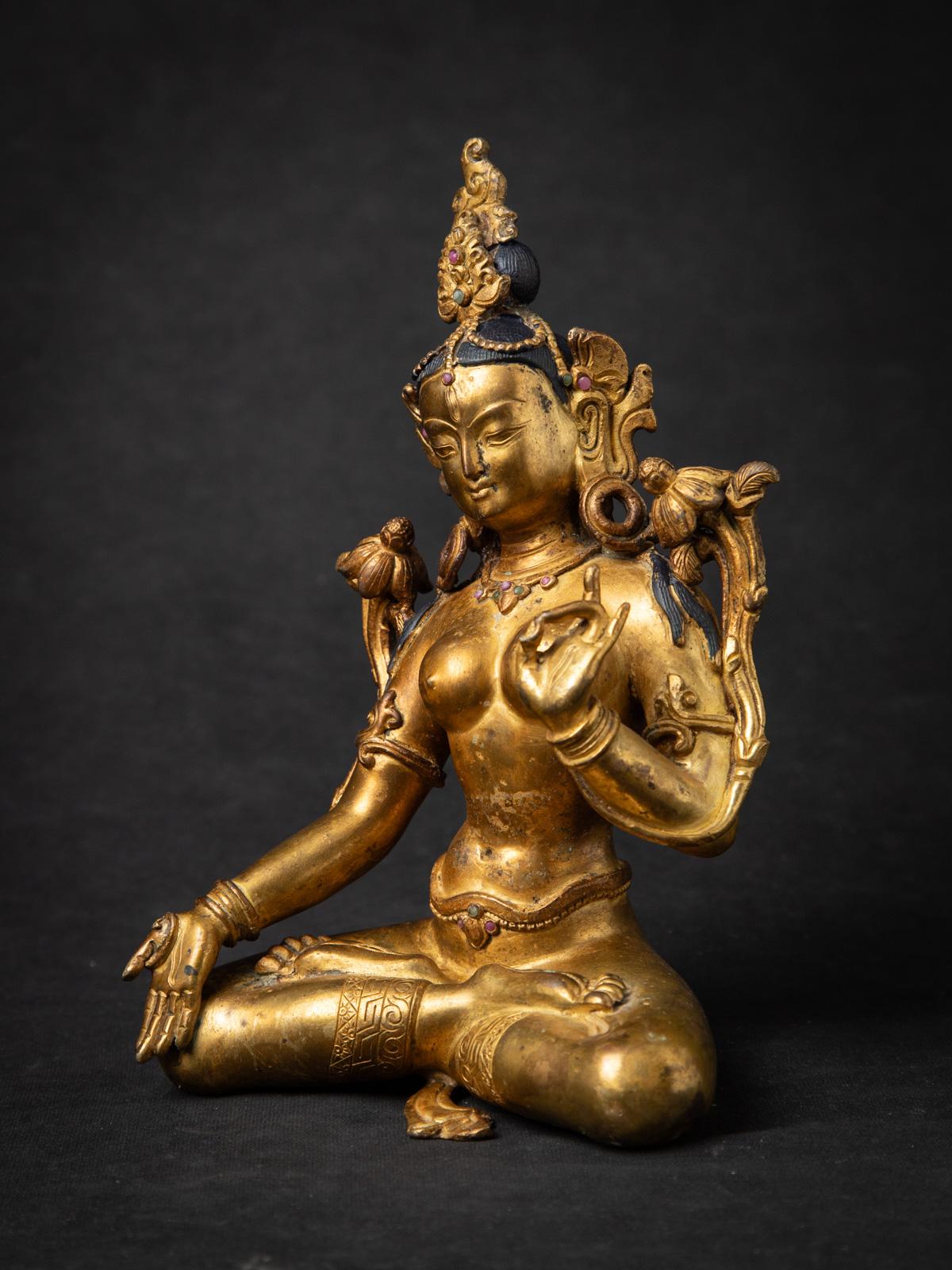 Diese altbronzene nepalesische Weiße Tara-Statue ist ein wahres Meisterwerk der Handwerkskunst und Spiritualität. Mit einer majestätischen Höhe von 20,6 cm, einer Breite von 13,5 cm und einer Tiefe von 8,9 cm ist es eine bedeutende Darstellung des