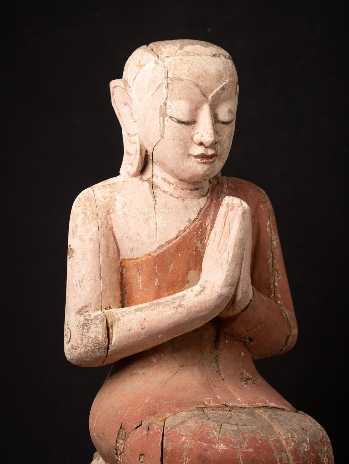 Statue de moine en bois de teck de Birmanie du milieu du 20e siècle en vente 11