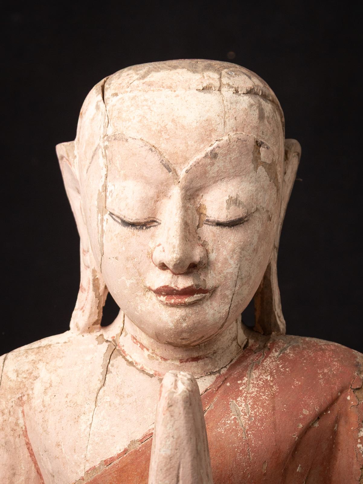 Cette ancienne statue de moine en bois de teck birman est un chef-d'œuvre du milieu du XXe siècle représentant un moine dans le mudra respectueux de Namaskara, qui symbolise le Revere et la dévotion. 

Sculpté dans un bois de teck durable et