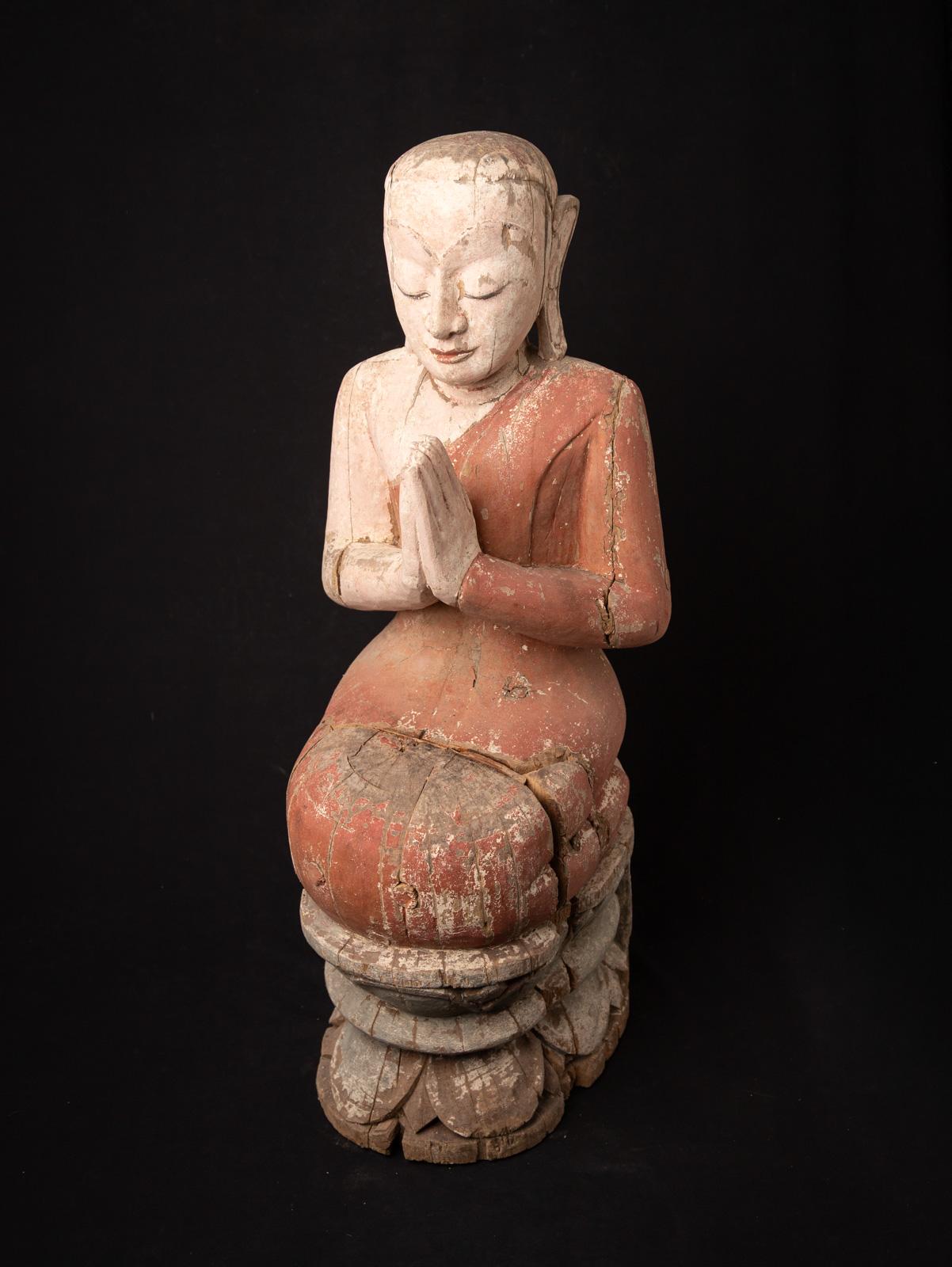 Bois Statue de moine en bois de teck de Birmanie du milieu du 20e siècle en vente