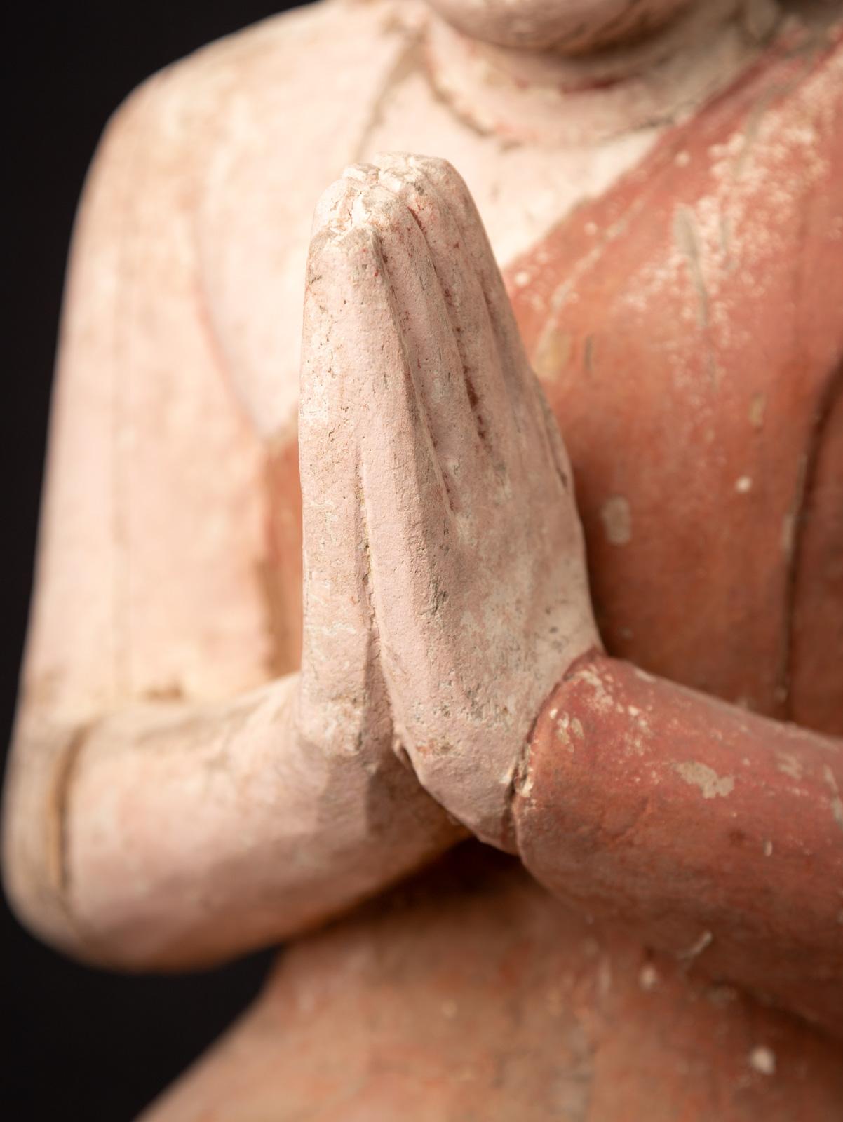 Statue de moine en bois de teck de Birmanie du milieu du 20e siècle en vente 3