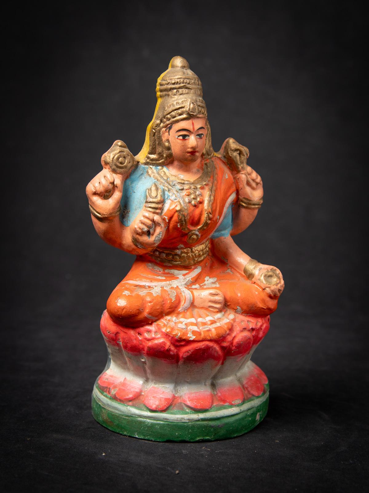 Milieu du 20e siècle Poterie indienne ancienne Statue de Lakshmi de l'Inde en vente 1