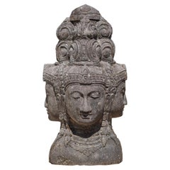 Tête du dieu Brahma en pierre de lave vieille du milieu du 20e siècle avec 4 visages