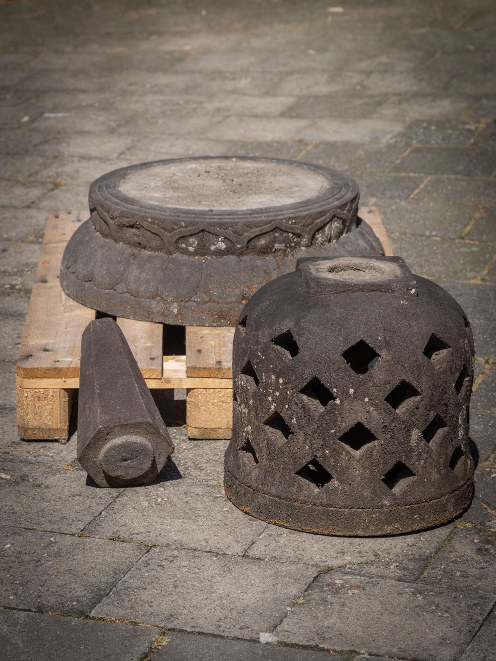 Ancien stupa de lavastone
Matière : lavastone
98 cm de haut
Diamètre de 72 cm
Poids estimé : +/- 150 kg
Milieu du XXe siècle
Peut être expédié dans le monde entier
Originaire d'Indonésie
