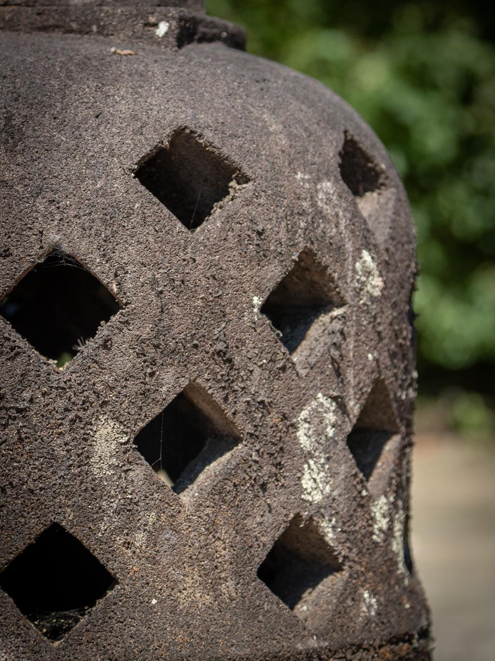 20ième siècle Milieu du XXe siècle Stupa en lavastone ancienne d'Indonésie  OriginalBuddhas en vente