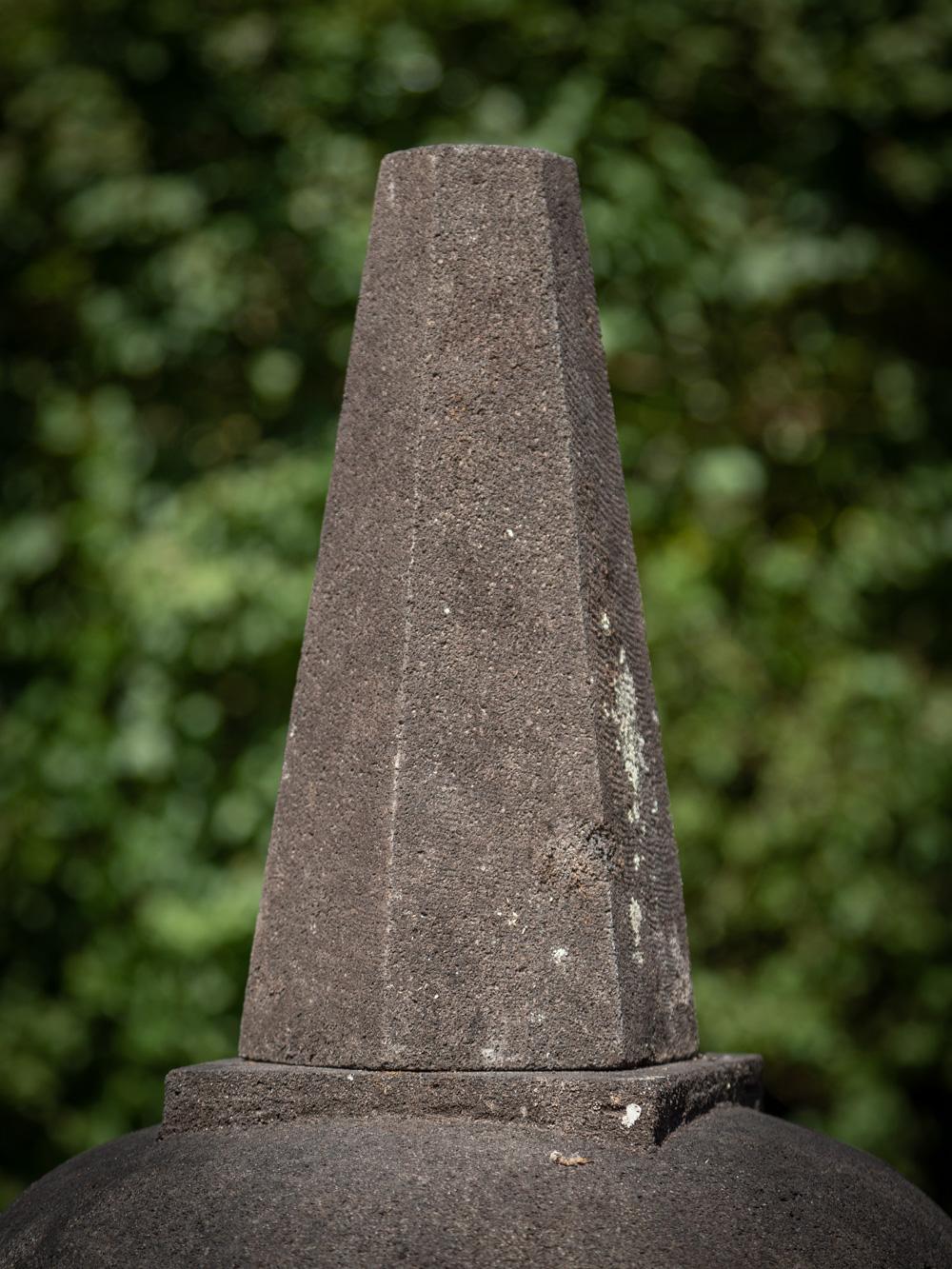 Milieu du XXe siècle Stupa en lavastone ancienne d'Indonésie  OriginalBuddhas en vente 2