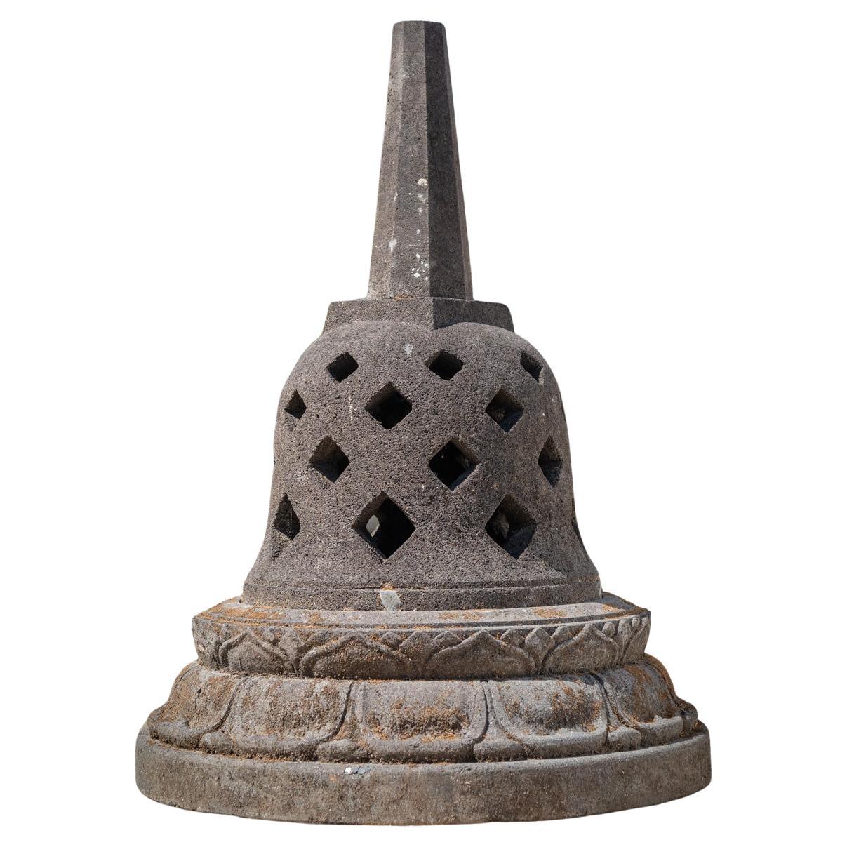 Stupa aus Lavastein aus Indonesien aus dem mittleren 20. Jahrhundert  OriginalBuddhas