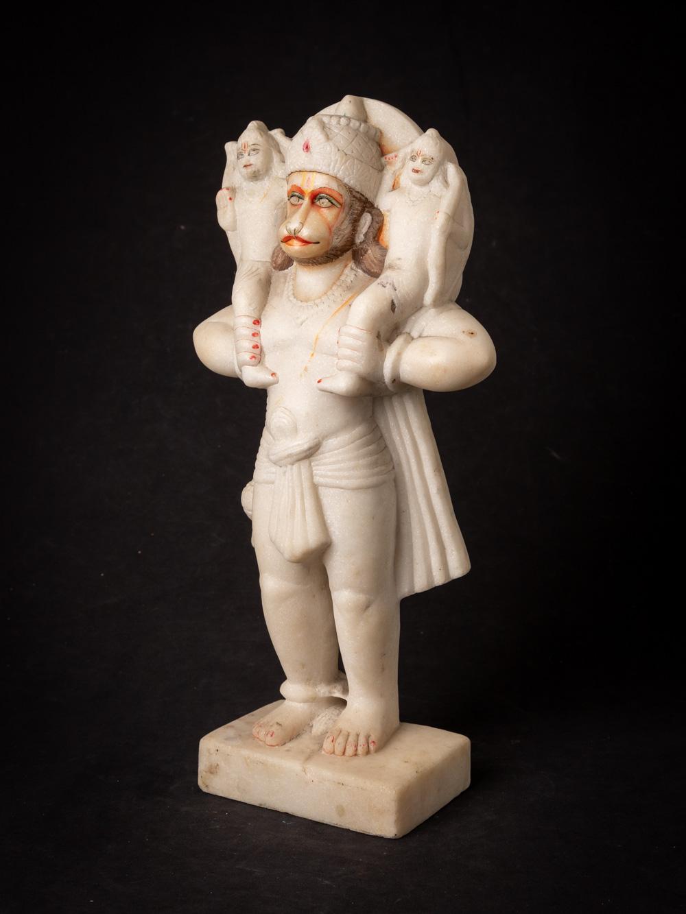 Cette ancienne statue d'Hanuman en marbre est une remarquable pièce d'art et d'héritage culturel. Elle est fabriquée en marbre et mesure 45 cm de haut, pour une largeur de 22,5 cm et une profondeur de 10 cm. Cette statue remonterait au milieu du XXe