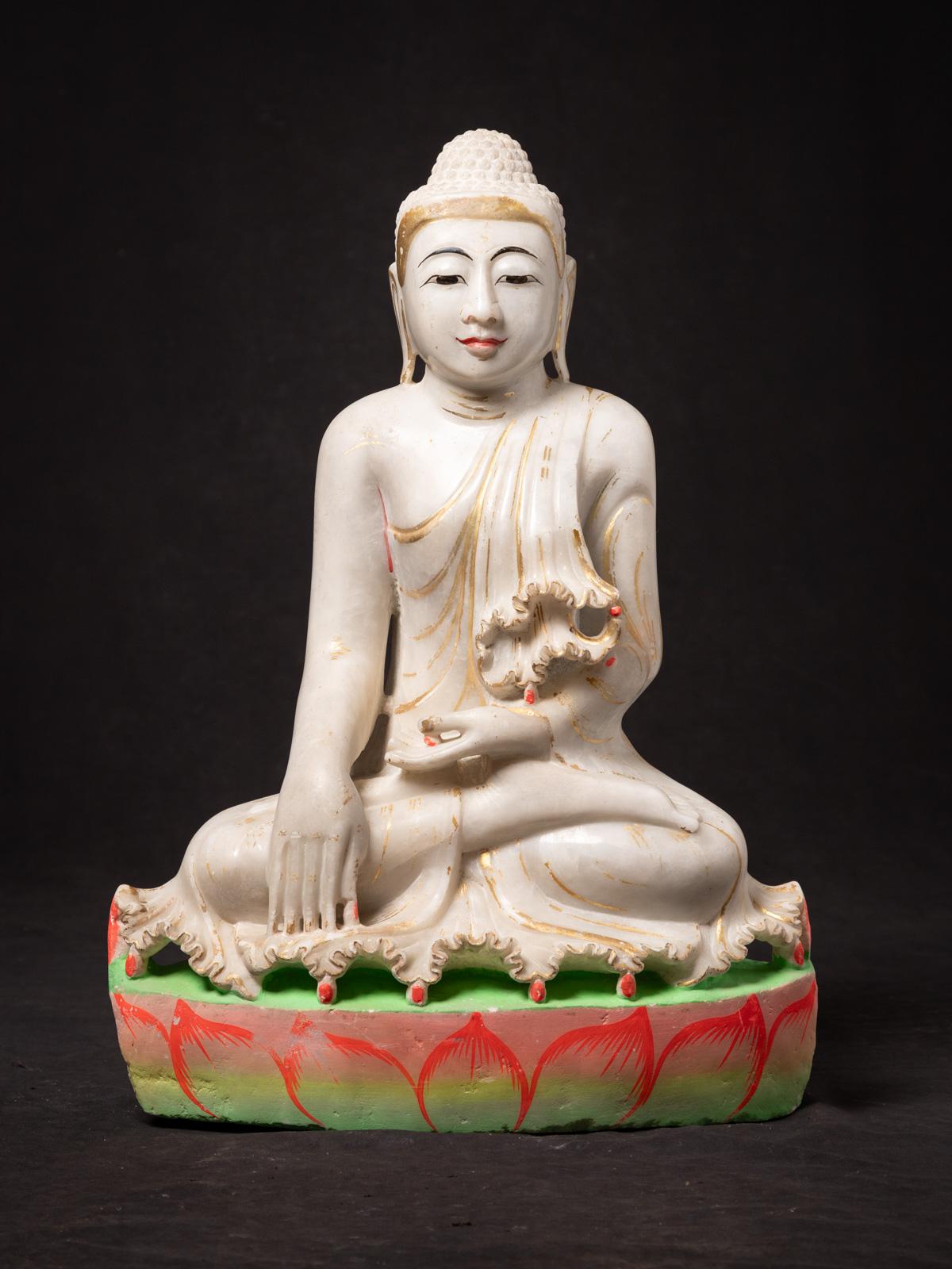 Antica statua di Buddha birmano in pietra di marmo

Materiale: marmo
59 cm di altezza
42 cm di larghezza e 20 cm di profondità
Stile Mandalay
Bhumisparsha mudra
Metà del XX secolo
Con i colori classici e tradizionali della Birmania.
Comprati per le