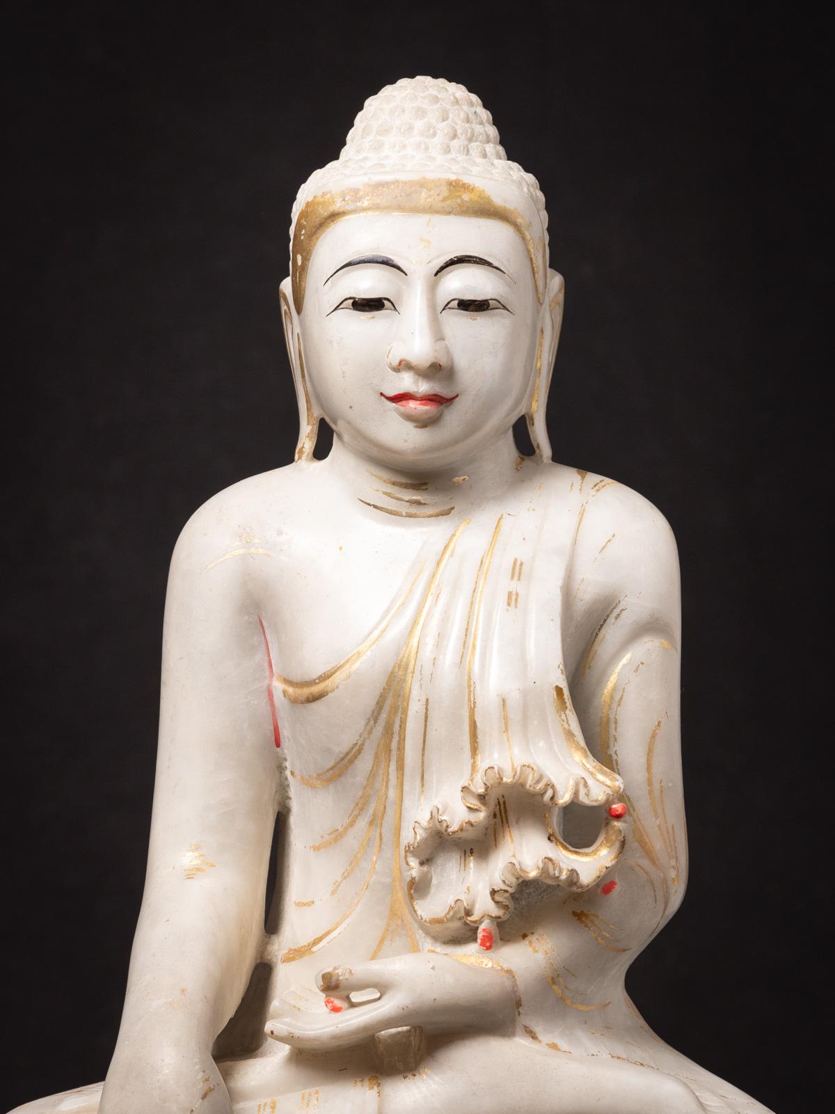 XX secolo Antica statua di Buddha birmano in marmo della Birmania, metà del 20° secolo in vendita
