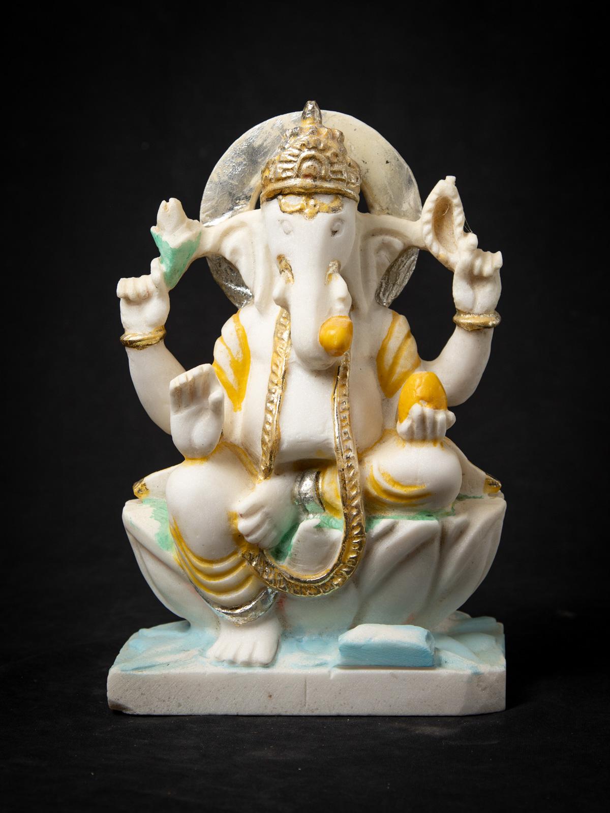 Nous vous présentons cette statue de Ganesha en pierre marbrière, une pièce élégante du milieu du XXe siècle qui incarne les riches traditions spirituelles et artistiques de l'Inde. Sculptée dans du marbre massif, elle mesure 29,6 cm de haut, 19,5