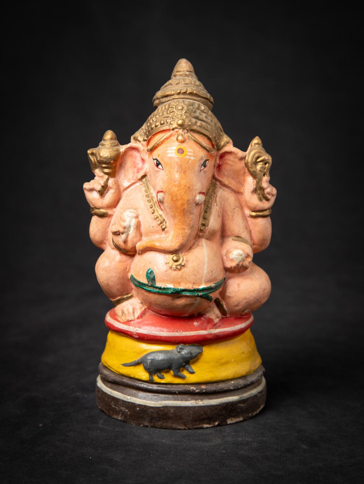 Cette statue de Ganesha en poterie datant du milieu du XXe siècle est un bel exemple de l'art traditionnel indien. Fabriqué en poterie, il mesure 20,2 cm de haut, 10 cm de large et 8 cm de profondeur, pour un poids de 672 grammes. 

La statue