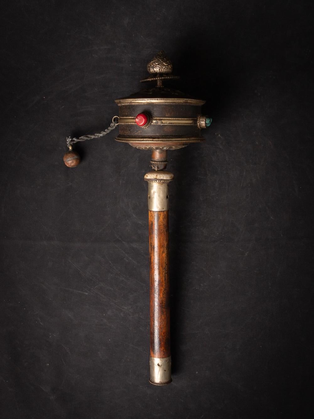 Dieses alte tibetische Gebetsrad aus der Mitte des 20. Jahrhunderts ist ein traditionelles Ritualobjekt des tibetischen Buddhismus. Sie ist aus Holz und Kupfer gefertigt, 42,5 cm hoch, hat einen Durchmesser von 13 cm und wiegt 710 Gramm. Das Rad