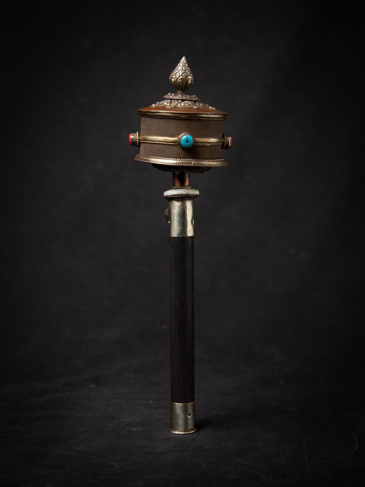 Ce vieux moulin à prières tibétain est un authentique artefact spirituel du milieu du XXe siècle, fabriqué en bois et en cuivre, qui témoigne des profondes traditions de dévotion du bouddhisme tibétain. D'une hauteur de 37 cm et d'un diamètre de