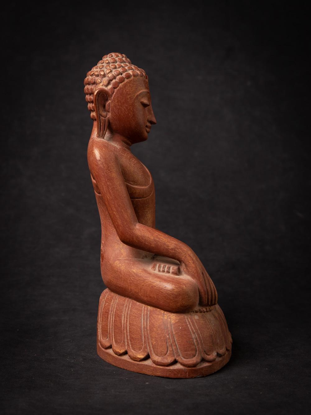 The old wooden Burmese Mandalay Buddha statue is a magnificent representation of artistic and spiritual craftsmanship. Crafted from wood, this statue stands 26,6 cm tall, with dimensions of 17,5 cm in width and 12 cm in depth. Its impressive size