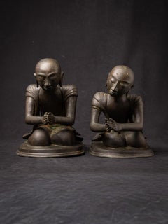 Metà del XX secolo. Coppia di antiche statue in bronzo raffiguranti monaci birmani, provenienti dalla Birmania