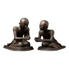 Metà del XX secolo. Coppia di antiche statue in bronzo raffiguranti monaci birmani, provenienti dalla Birmania