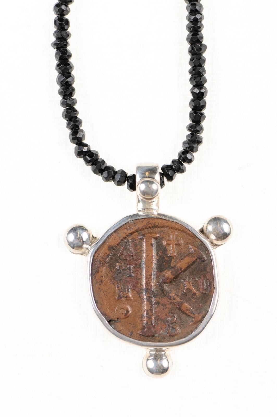 Une authentique pièce de monnaie en bronze de l'Empire byzantin 