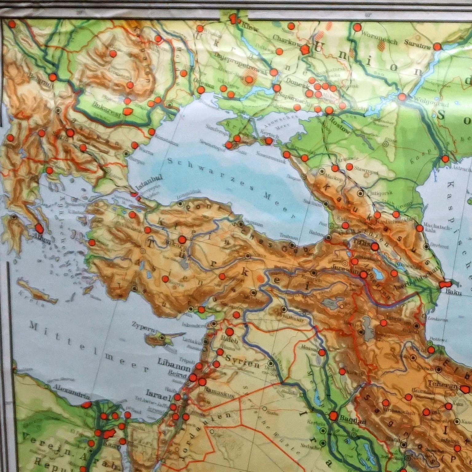 The pull-down school map is depicting the region of the Middle East (Turkey, Israel, Egypt, Saudi Arabia, Irak, Iran etc.) and India, Himalaya. Used as teaching material in German schools around the 1970s. Colorful print on paper reinforced with